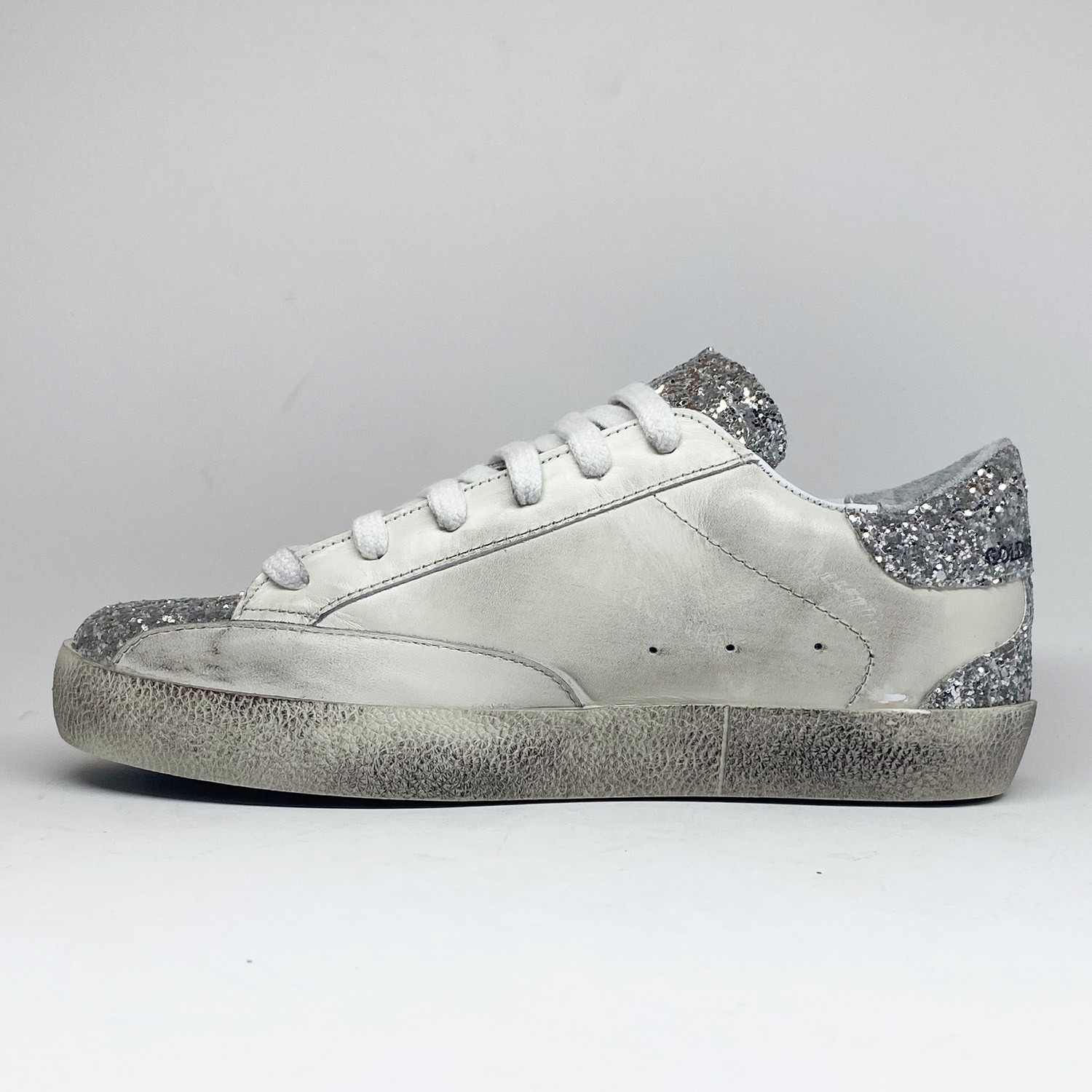 Beyaz Deri Gri Pul Yıldız Detaylı Kadın Sneaker