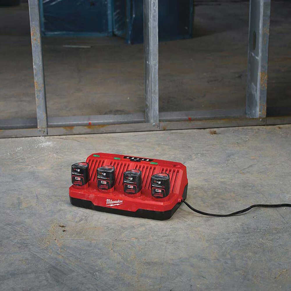 M12 C4 12V Dört Girişli Şarj Cihazı
