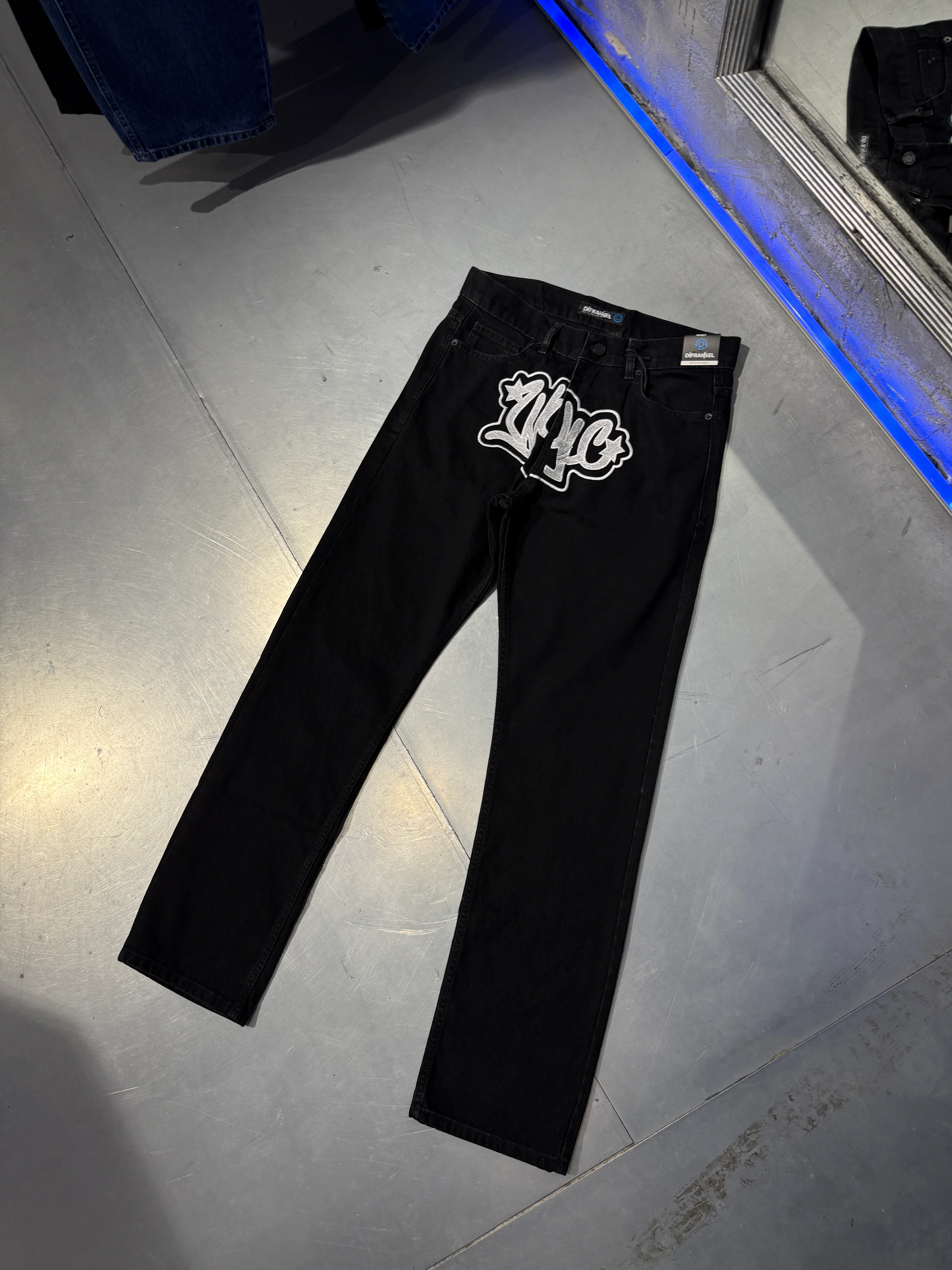 Urban Script Nakış Detay Loose Fit Jeans