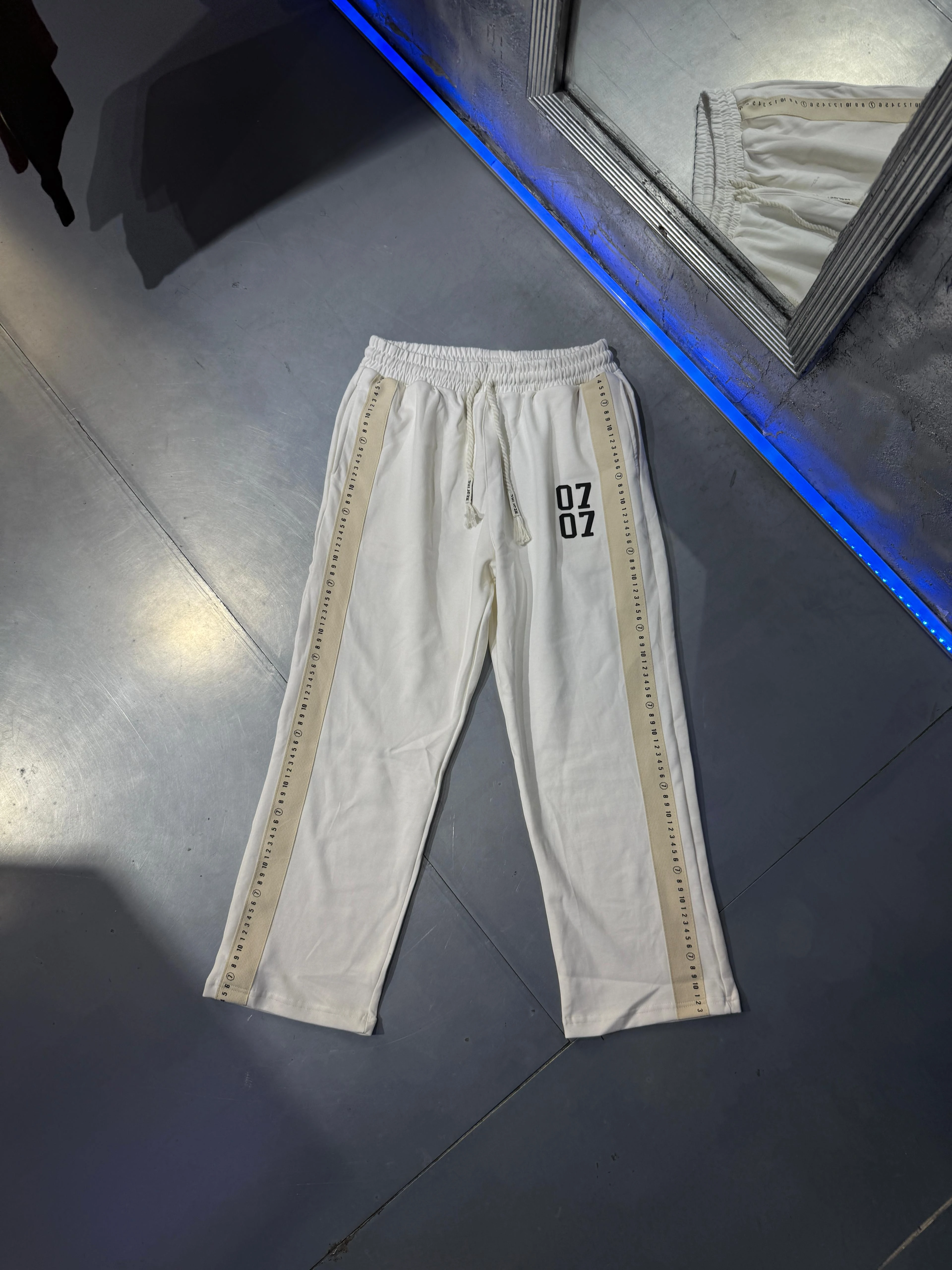 Yan Şerit Detaylı 07 Logo Eşofman Altı - Ekru