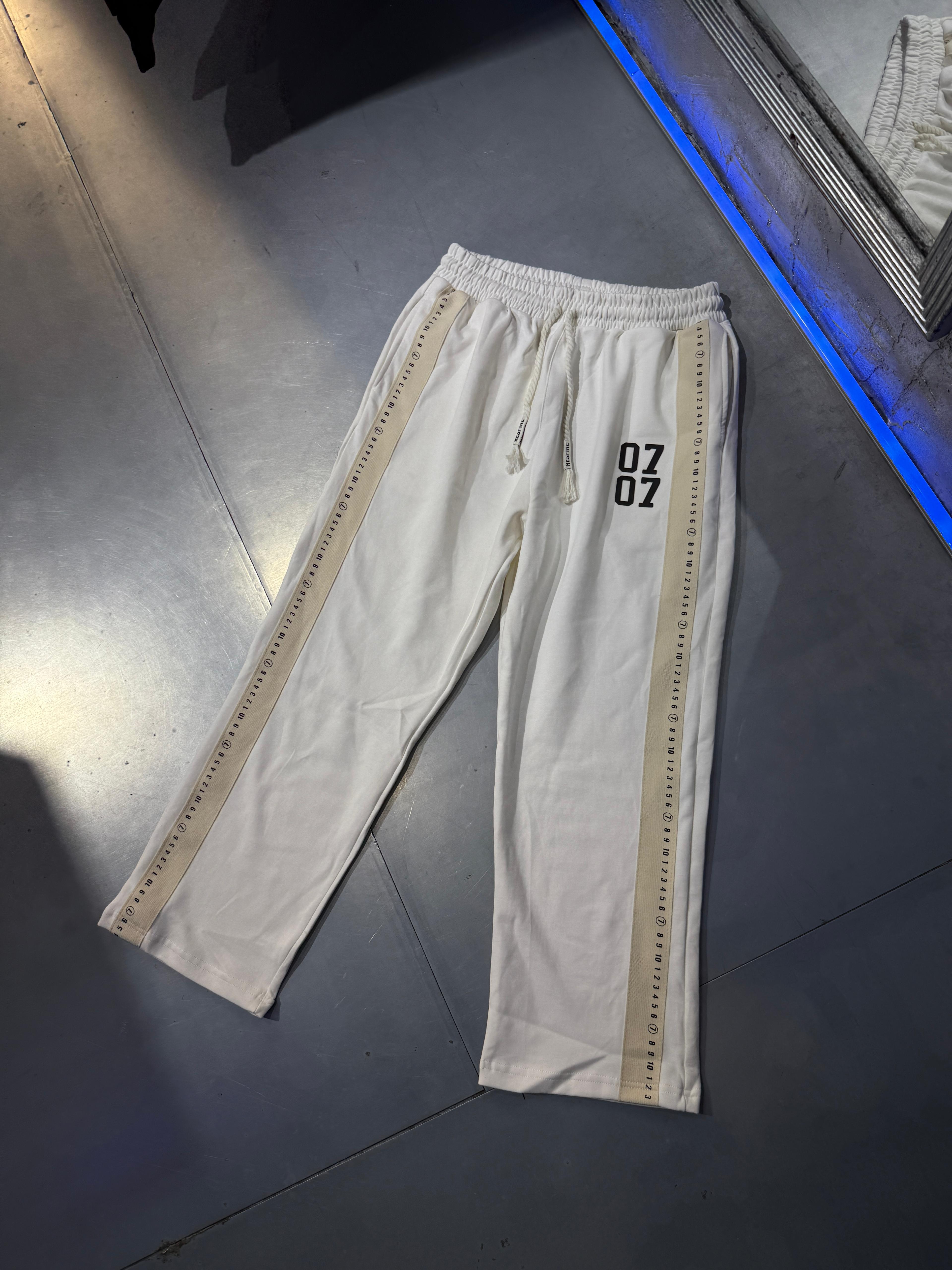 Yan Şerit Detaylı 07 Logo Eşofman Altı