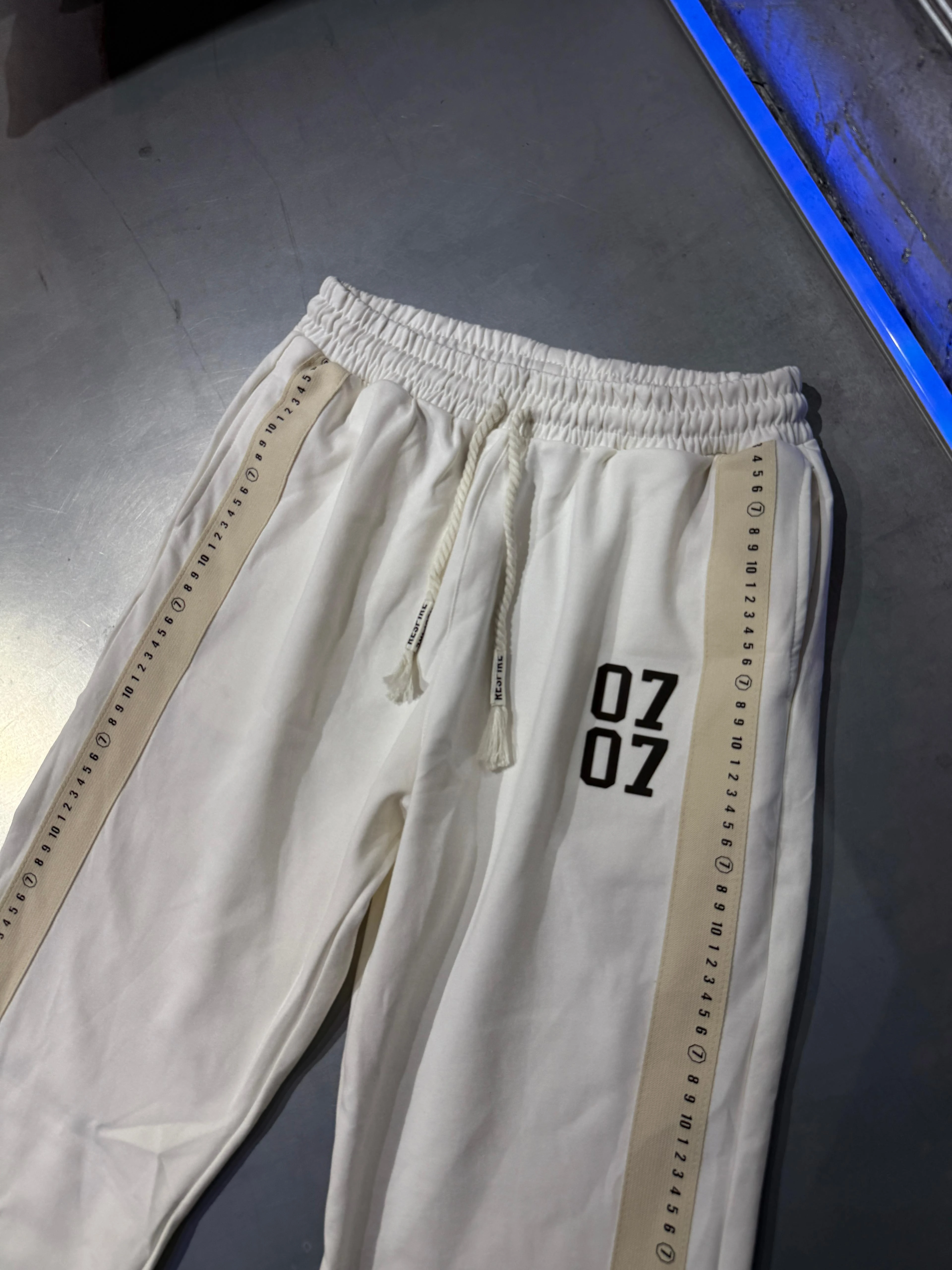 Yan Şerit Detaylı 07 Logo Eşofman Altı