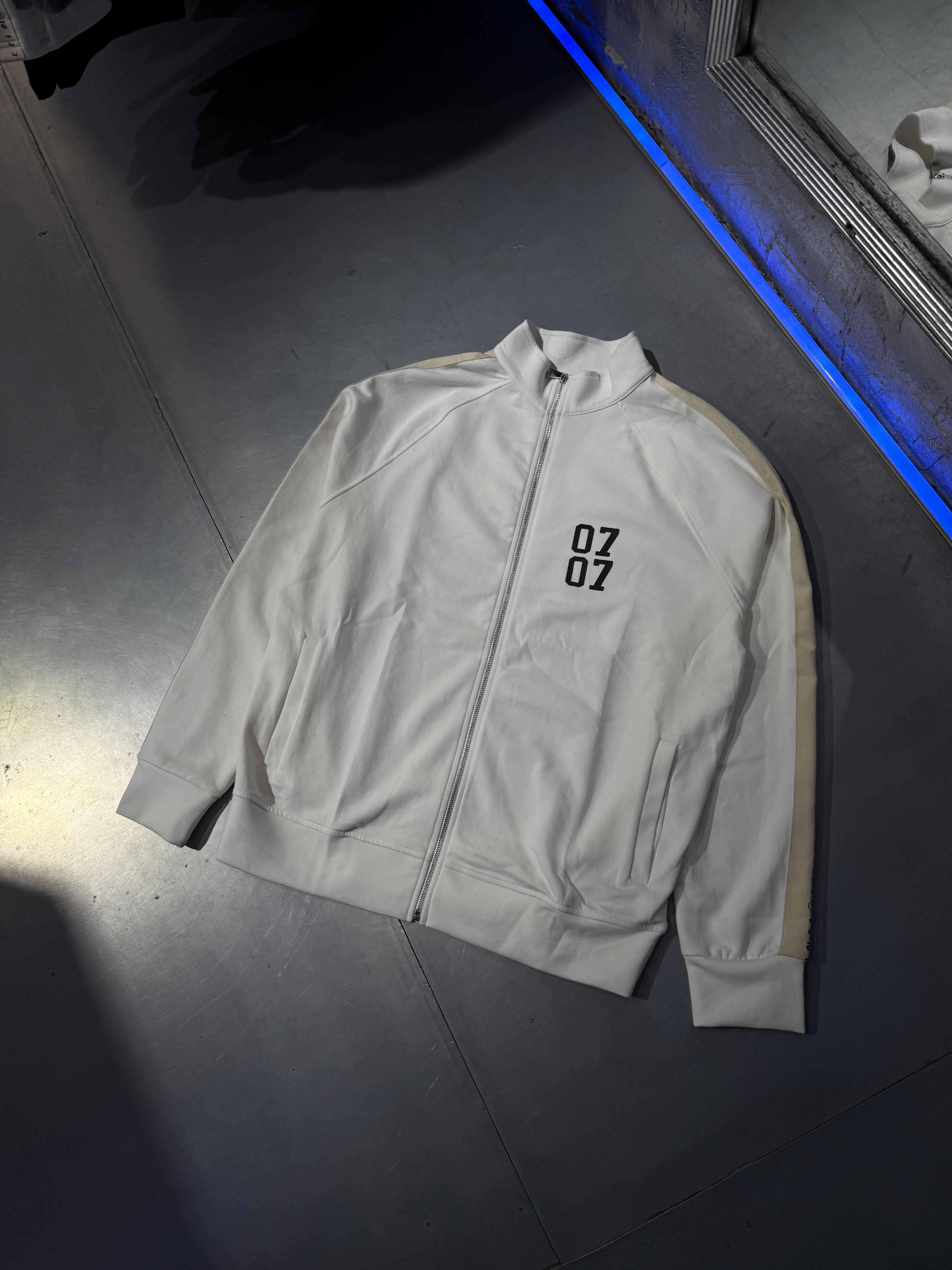 Yan Şerit Detaylı 07 Logo Ceket