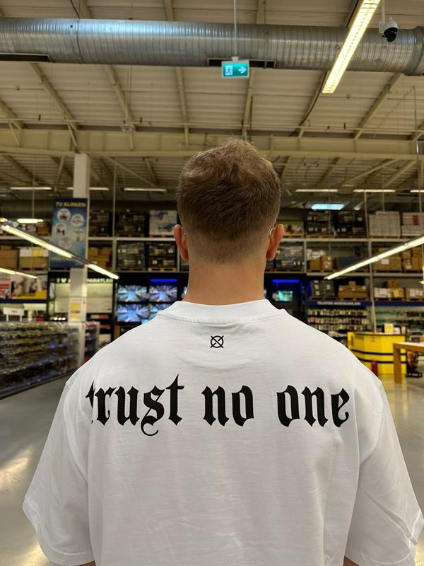 Trust No One Oversize Premium T-Shirt