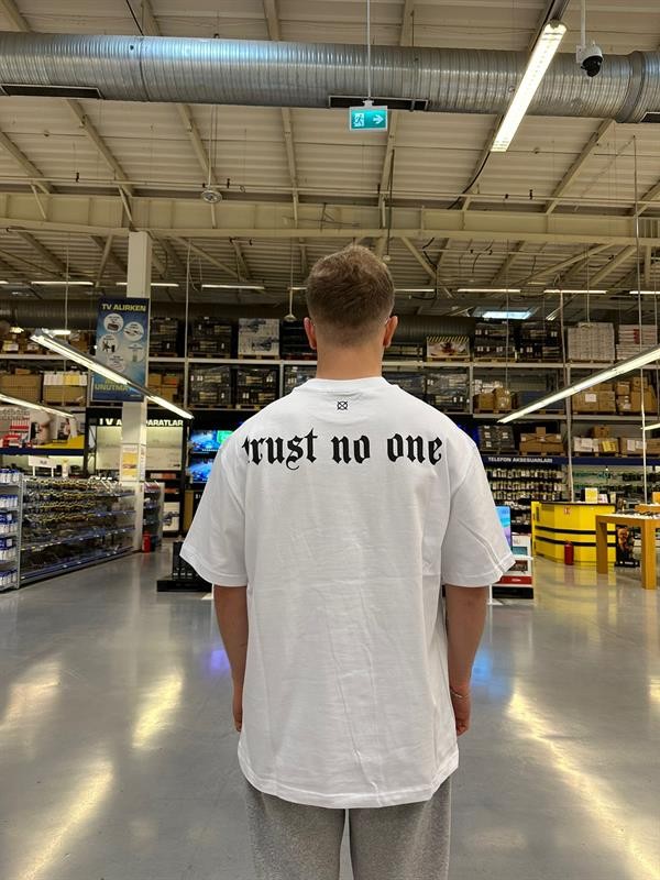 Trust No One Oversize Premium T-Shirt - BEYAZ