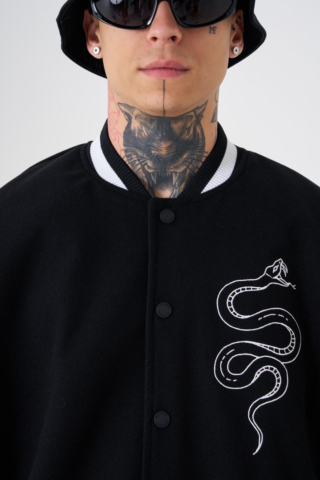 OVERSIZE SNAKE EMBROIDERY BOMBER JACKET - Black