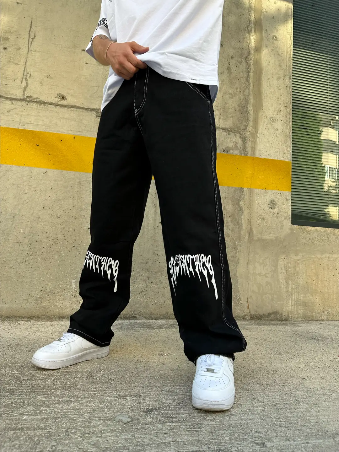 Beyaz Dikiş Alanthe Siyah Baggy Pantolon