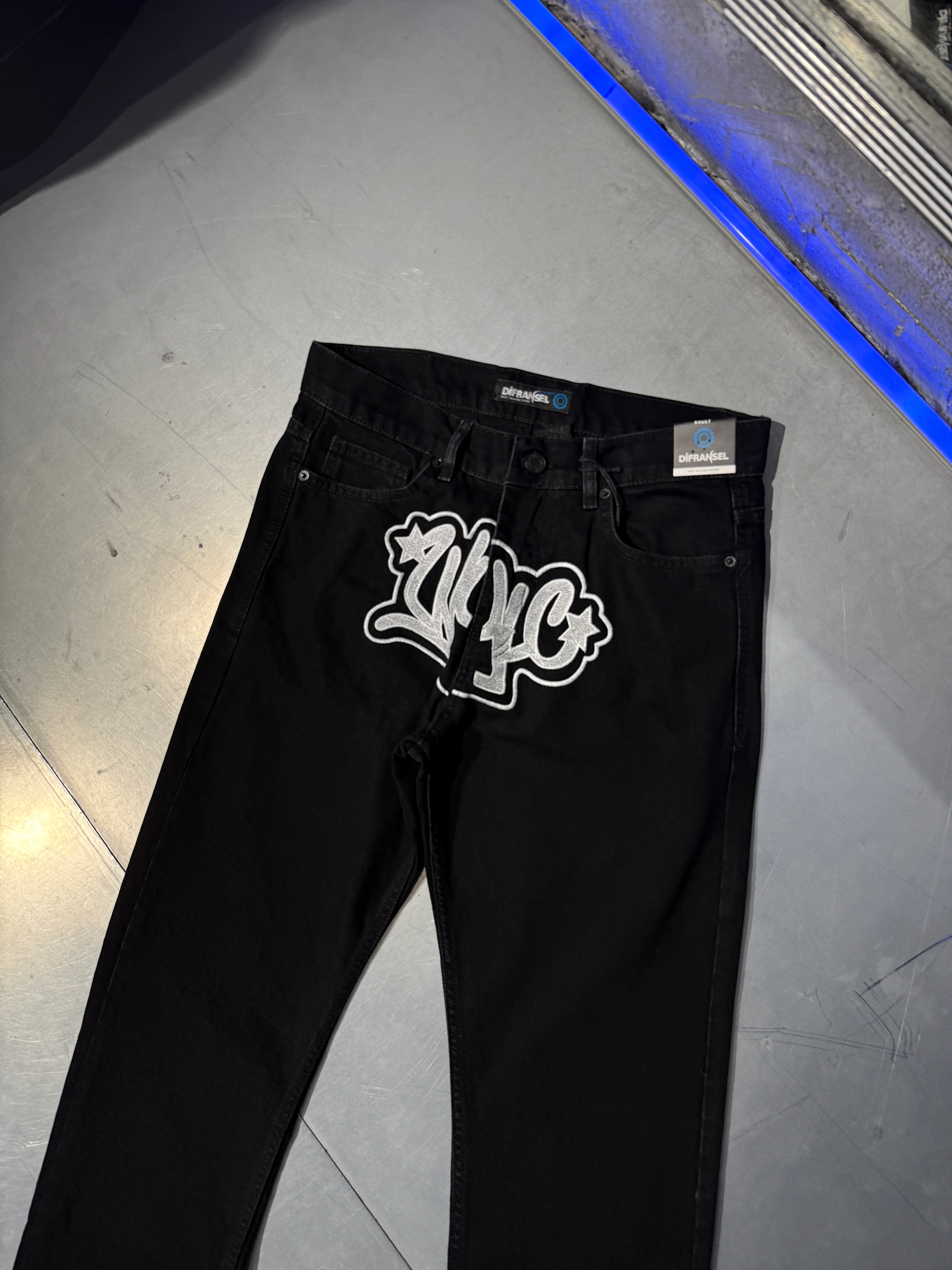 Urban Script Nakış Detay Loose Fit Jeans