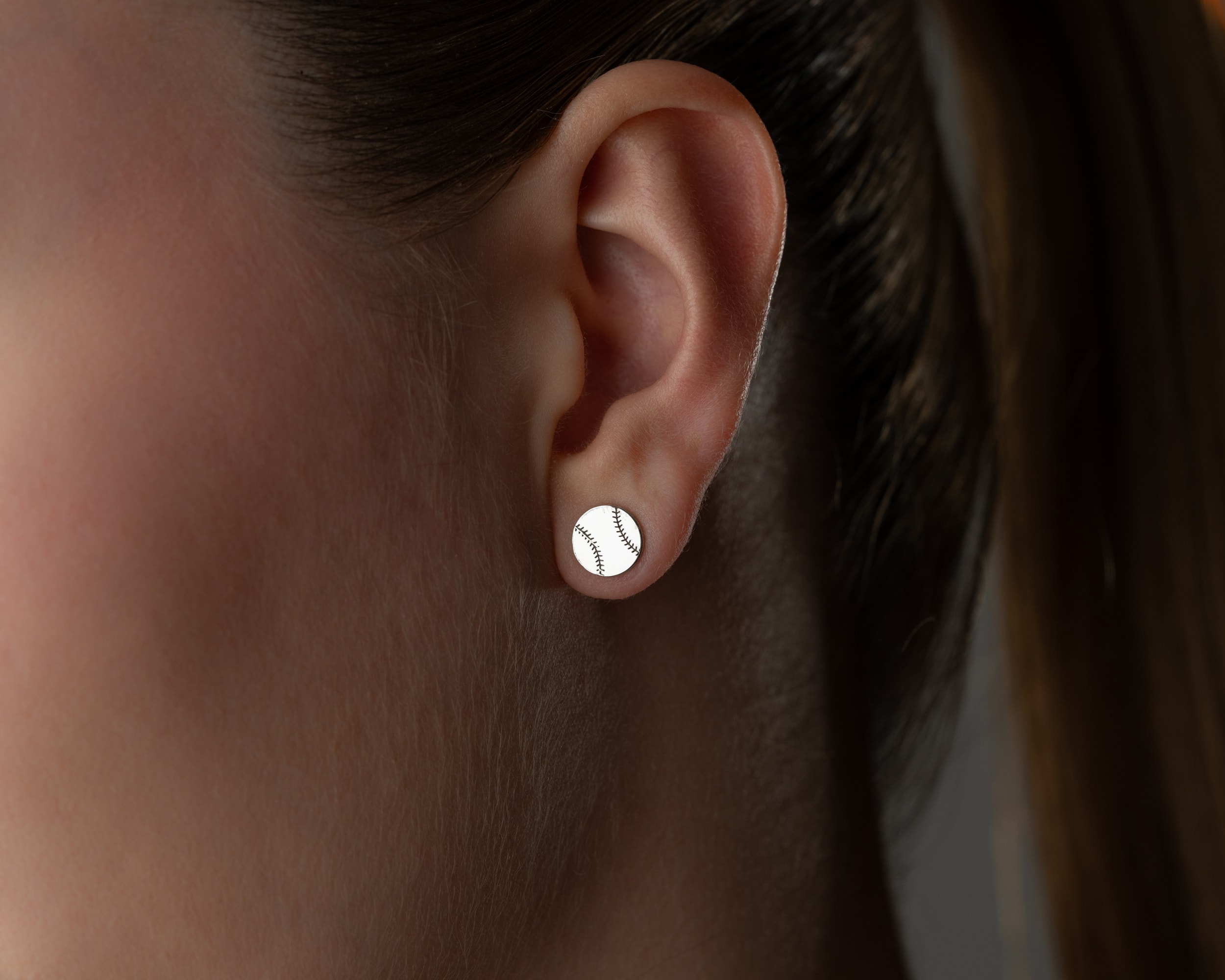 Çivili Top Küpe – Futbol, Basketbol ve Voleybol için | Minimal ve Şık