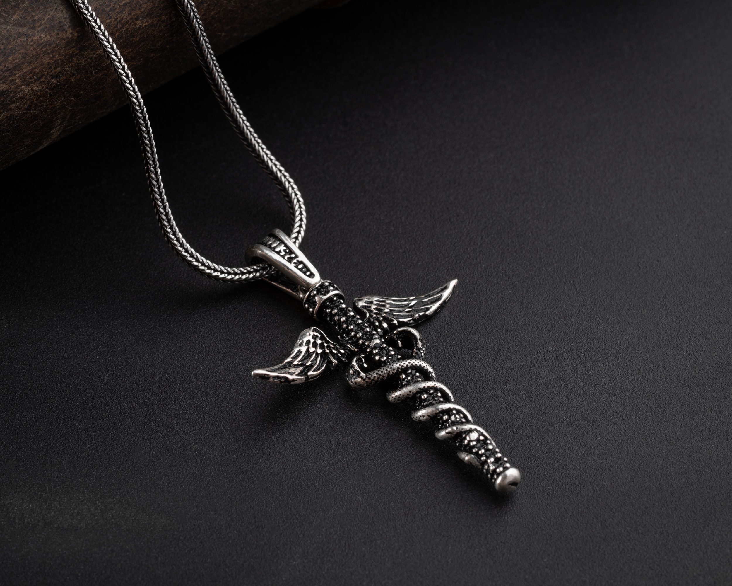 Tıp Sembolü 3 Boyutlu Erkek Kolye | Tilki Kuyruğu Zincirli Anlamlı ve Şık Tasarım