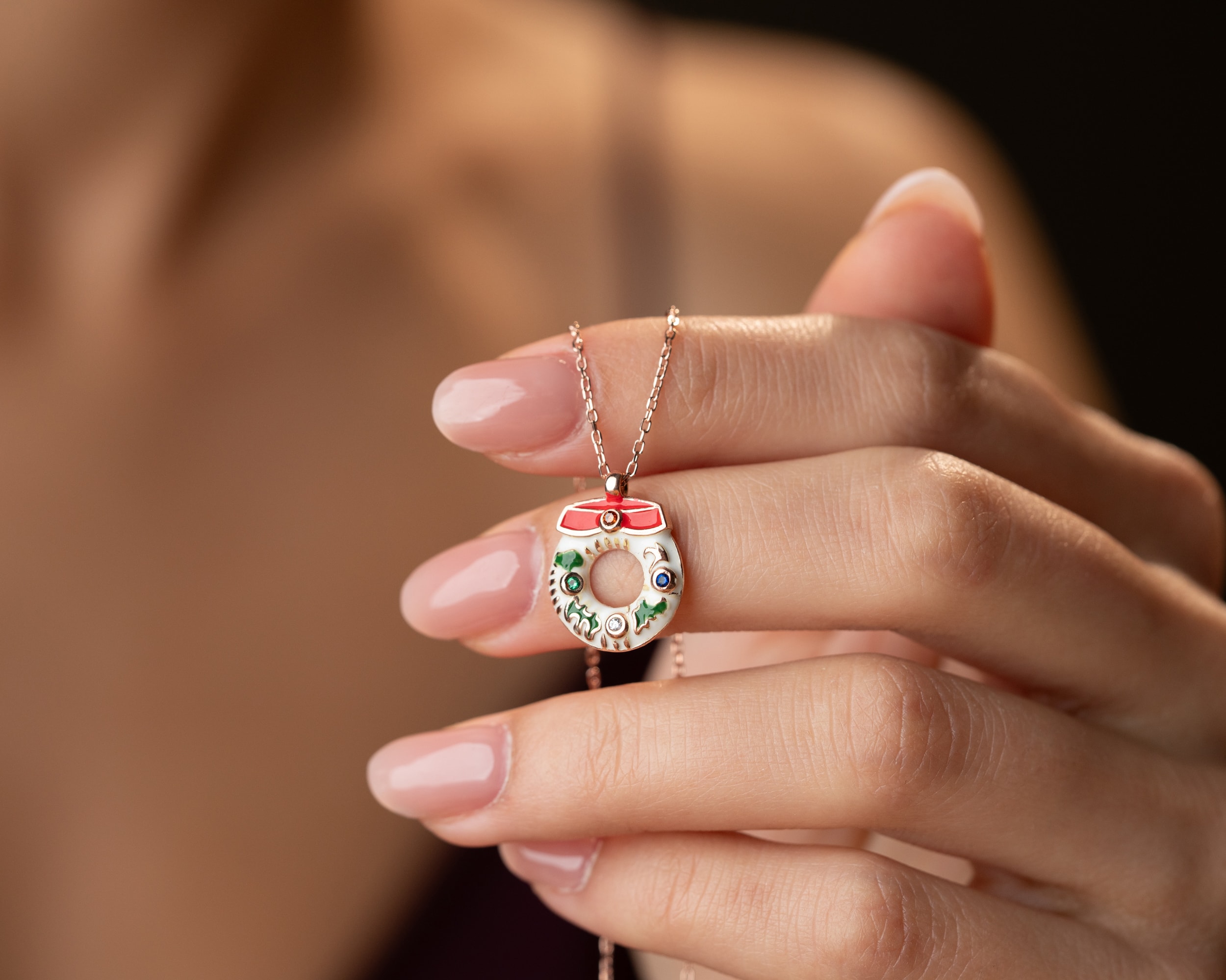 🎀 Mineli Yılbaşı Simit Figürlü Kolye – Tatlı ve Işıltılı Kış Aksesuarı