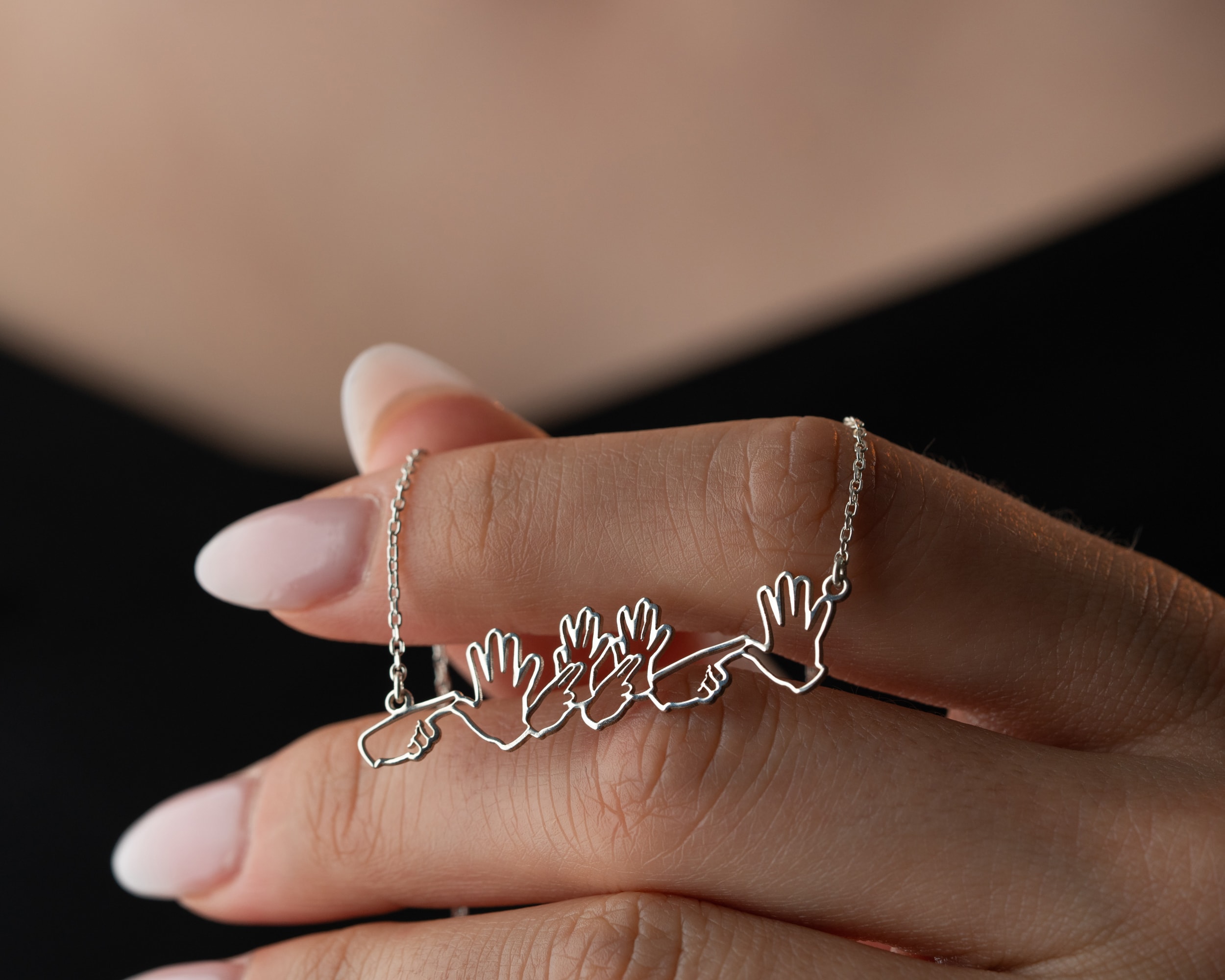 Kişiselleştirilebilir İşaret Dili Kolye | Anlamlı ve Zarif Tasarım
