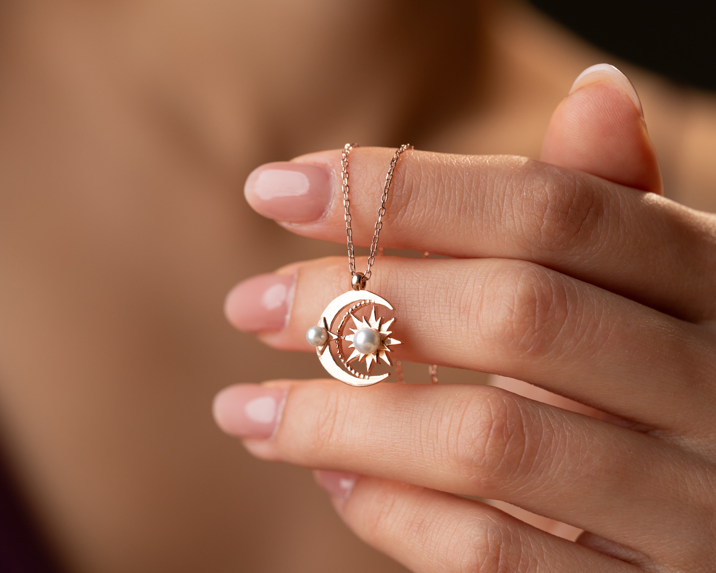 Kadınlar İçin Beyaz İnci Güneş Ay Kolye – Zarif ve Anlamlı Tasarım