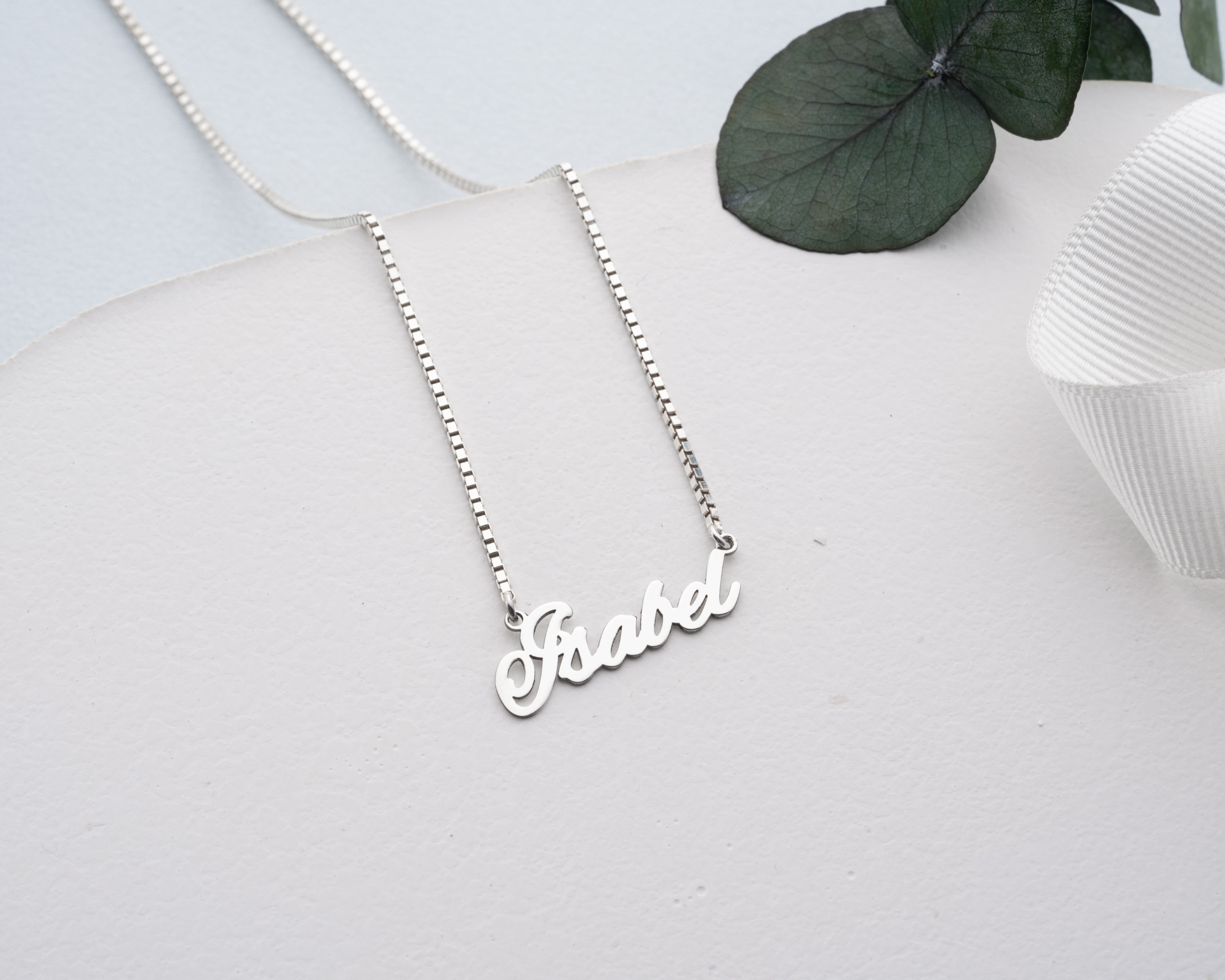 İsim Kolye Küp Zincir – Zarafet ve Kişisel Dokunuşun Buluştuğu Tasarım