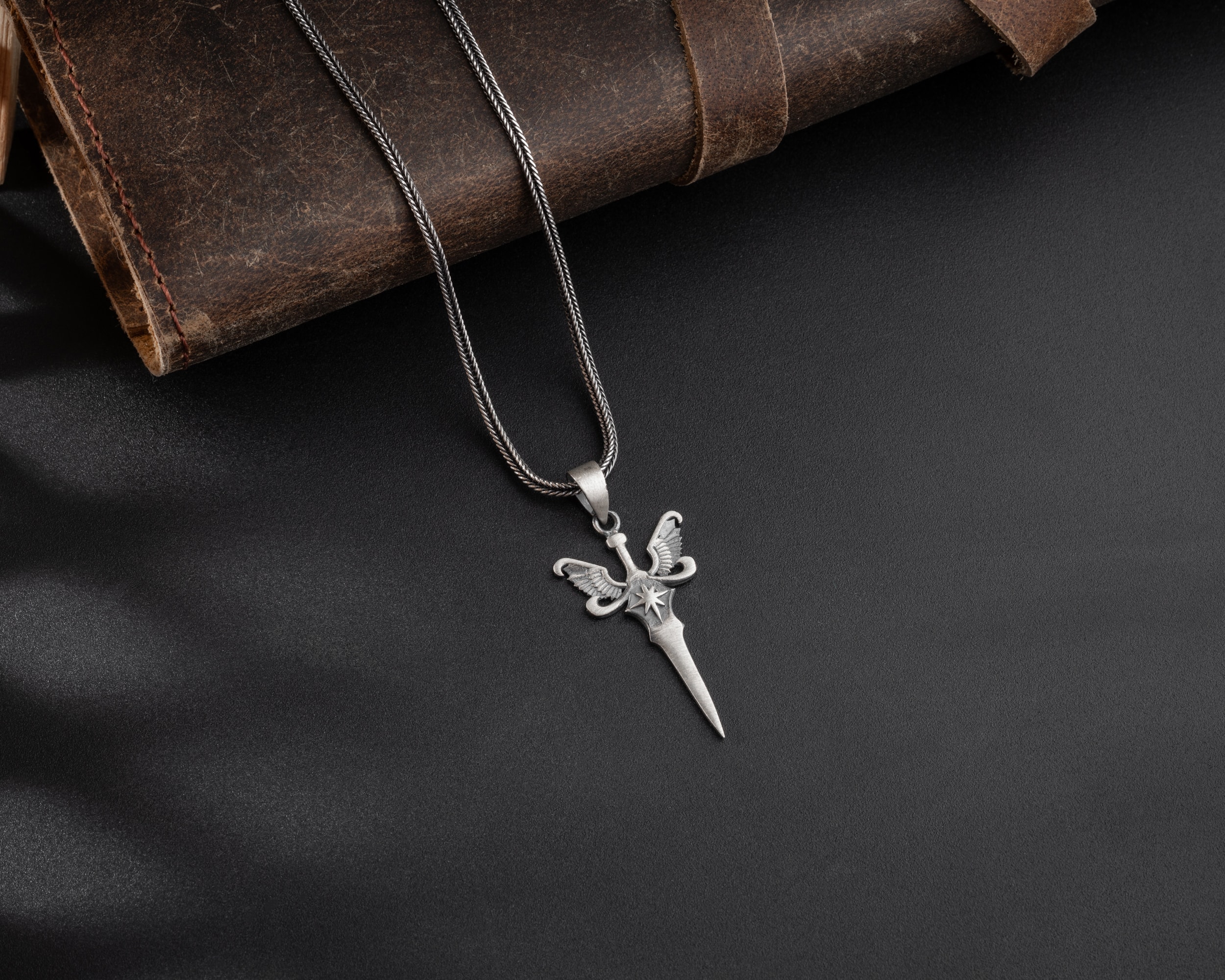 Kanatlı Kama Erkek Kolye | Tilki Kuyruğu Zincirli Güç ve Stil Sahibi Tasarım