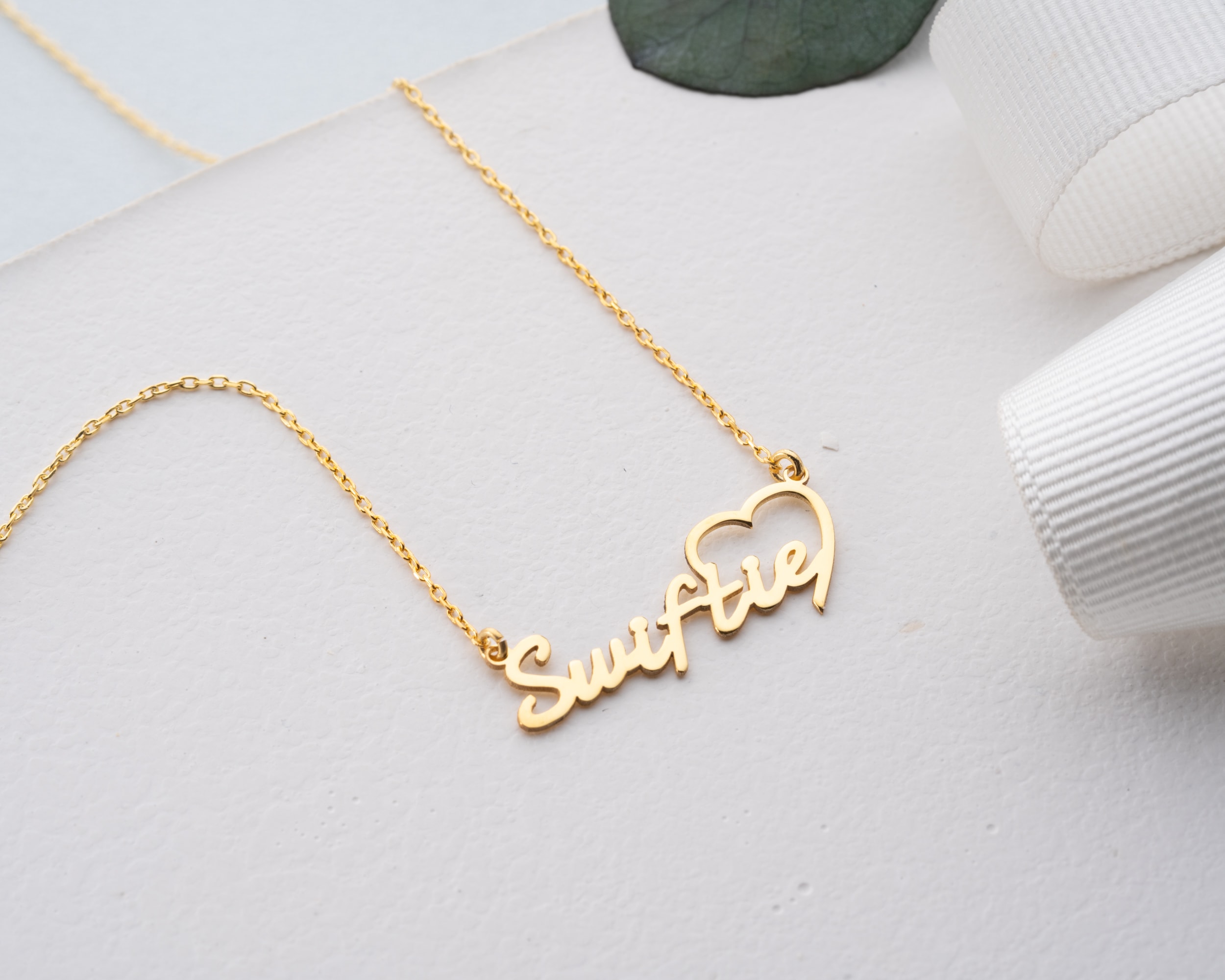 Kişiye Özel İsimli Kalp Kolye – El Yapımı Gümüş & Altın Seçenekleriyle