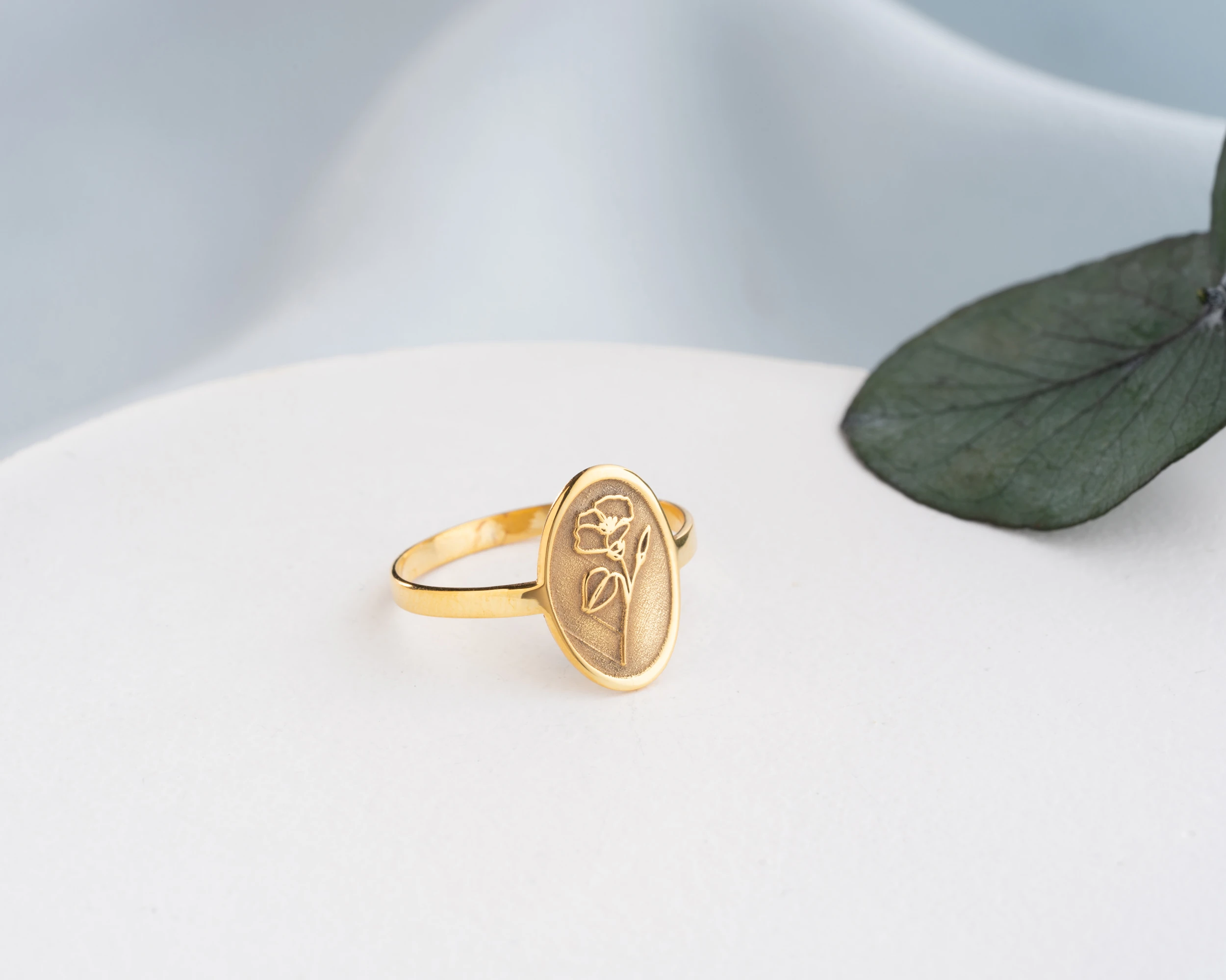 925 Gümüş Oval Doğum Çiçekli Yüzük – Minimal, Zarif ve Anlamlı Tasarım