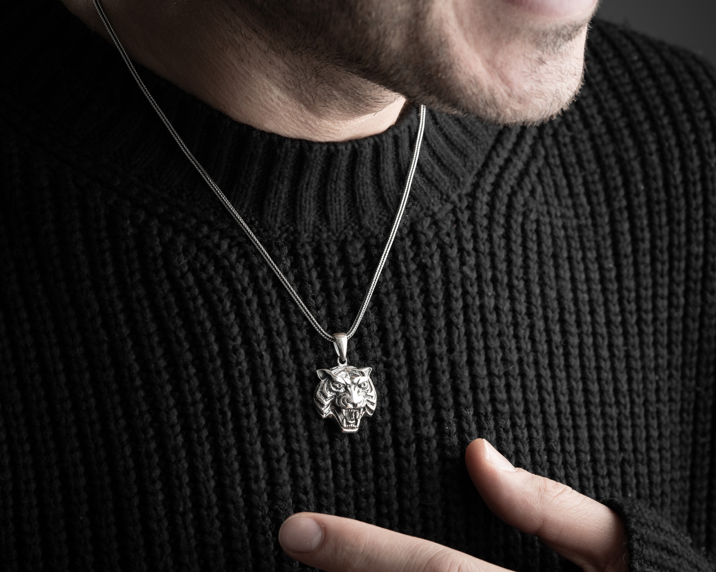 3 Boyutlu Kaplan Erkek Kolye – Tilki Kuyruğu Zincirli Güçlü ve Karizmatik Tasarım