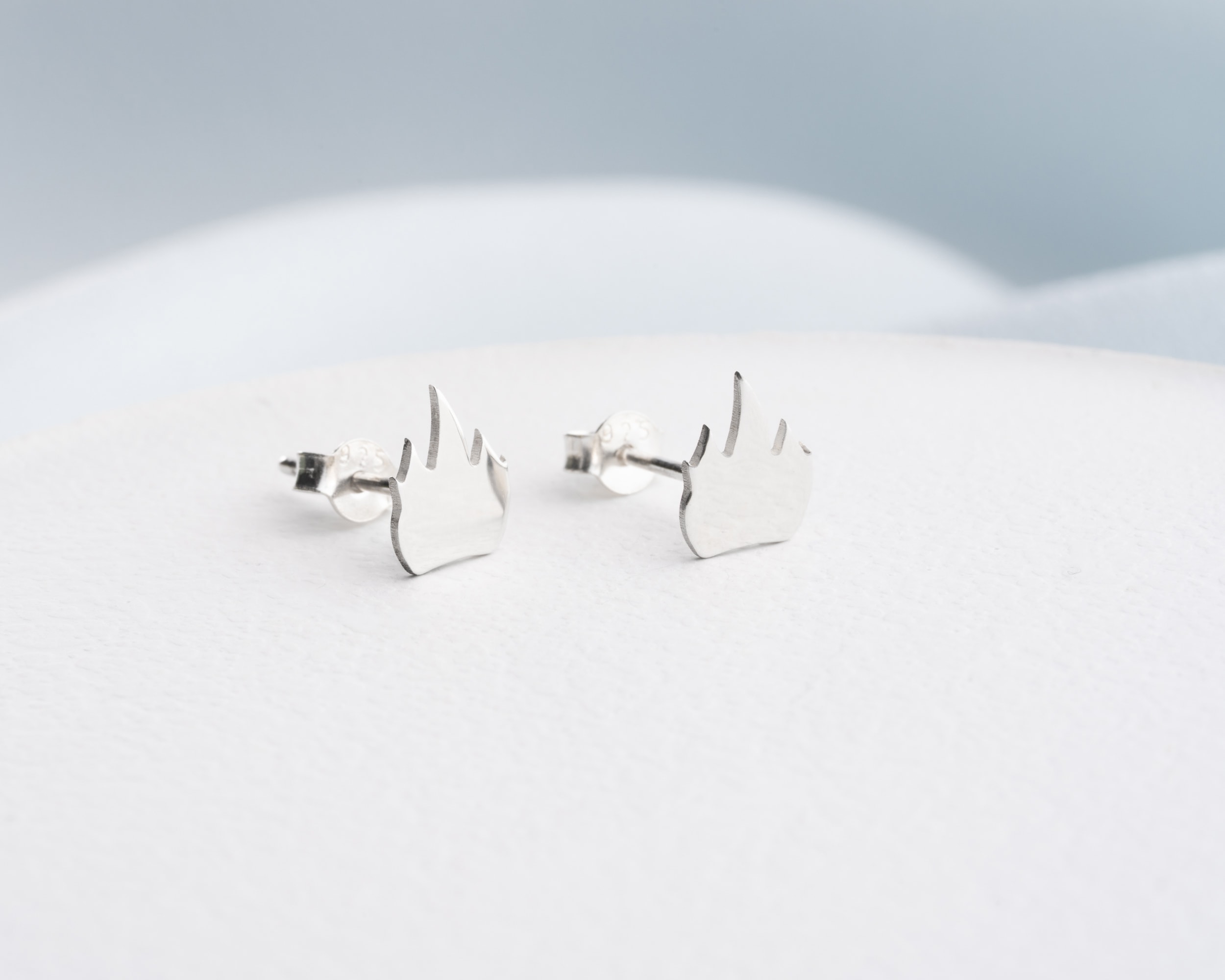 Çivili Alev Küpe 925 Ayar Gümüş – Kadın Takısı - Cesur ve Modern Stil