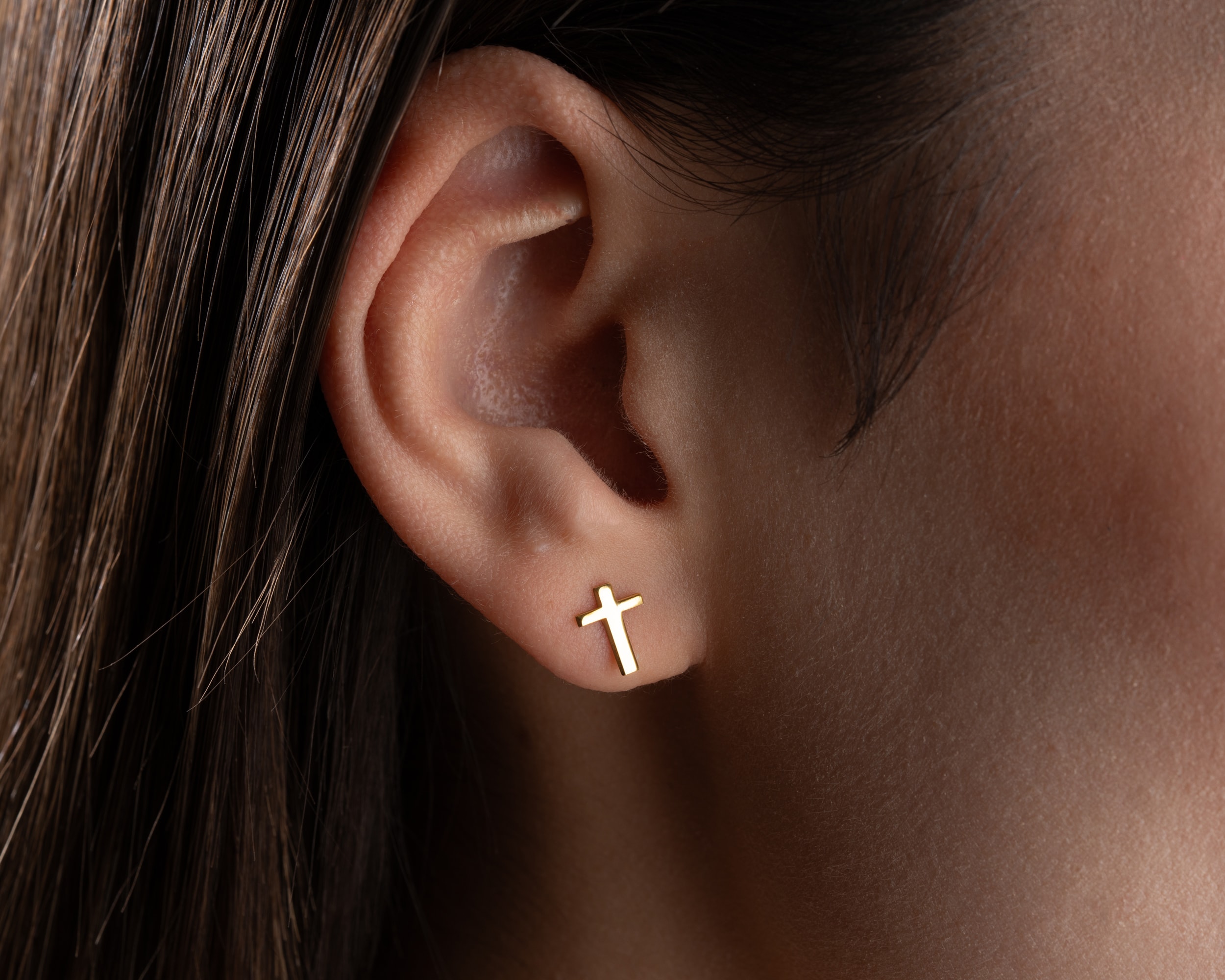 Çivili Haç Küpe – Minimal ve Şık Tasarım | İnanç ve Stil Bir Arada