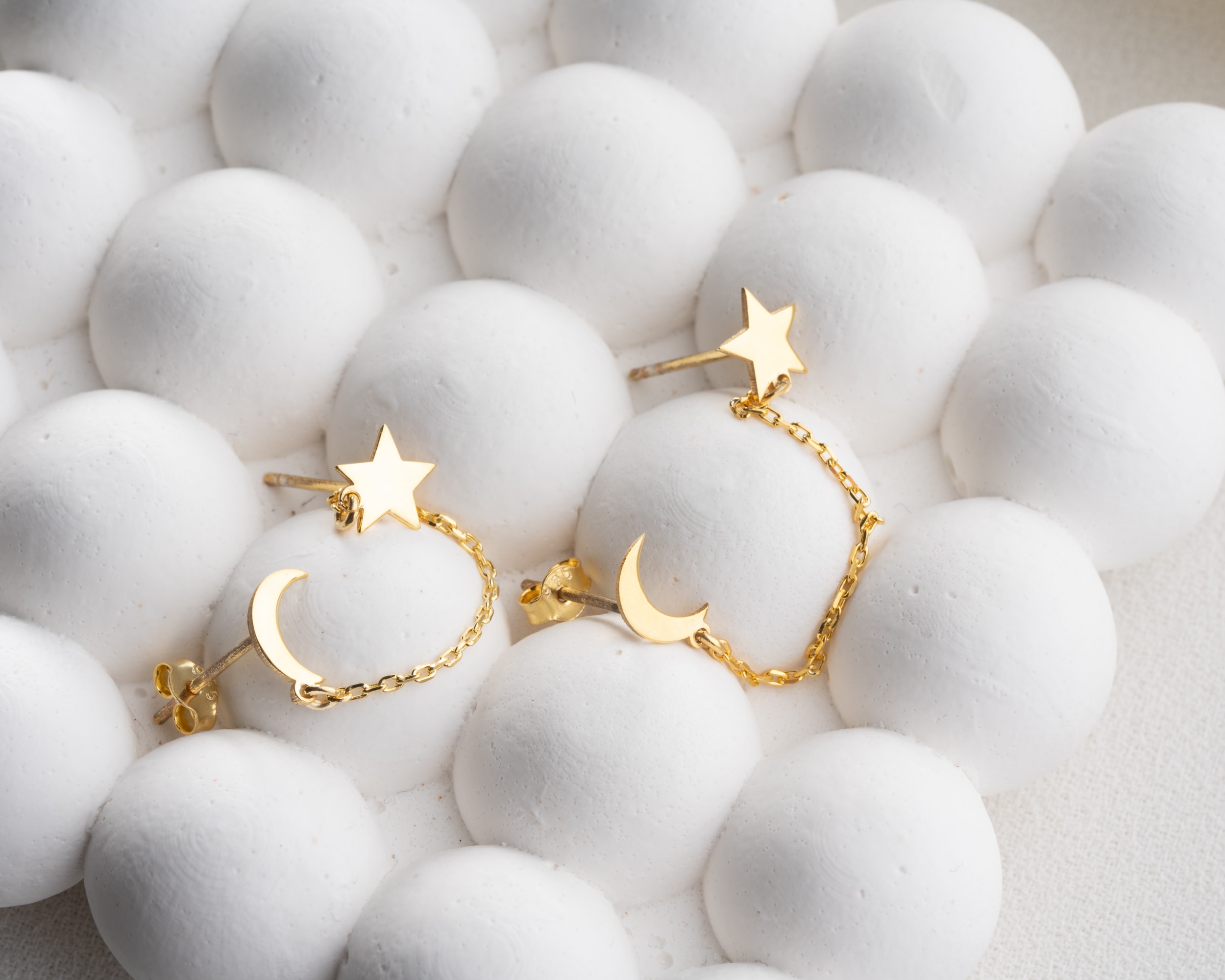 Çivili Ay Yıldız Küpe – Minimal ve Zarif Tasarım – Anlamlı Hediye Seçeneği