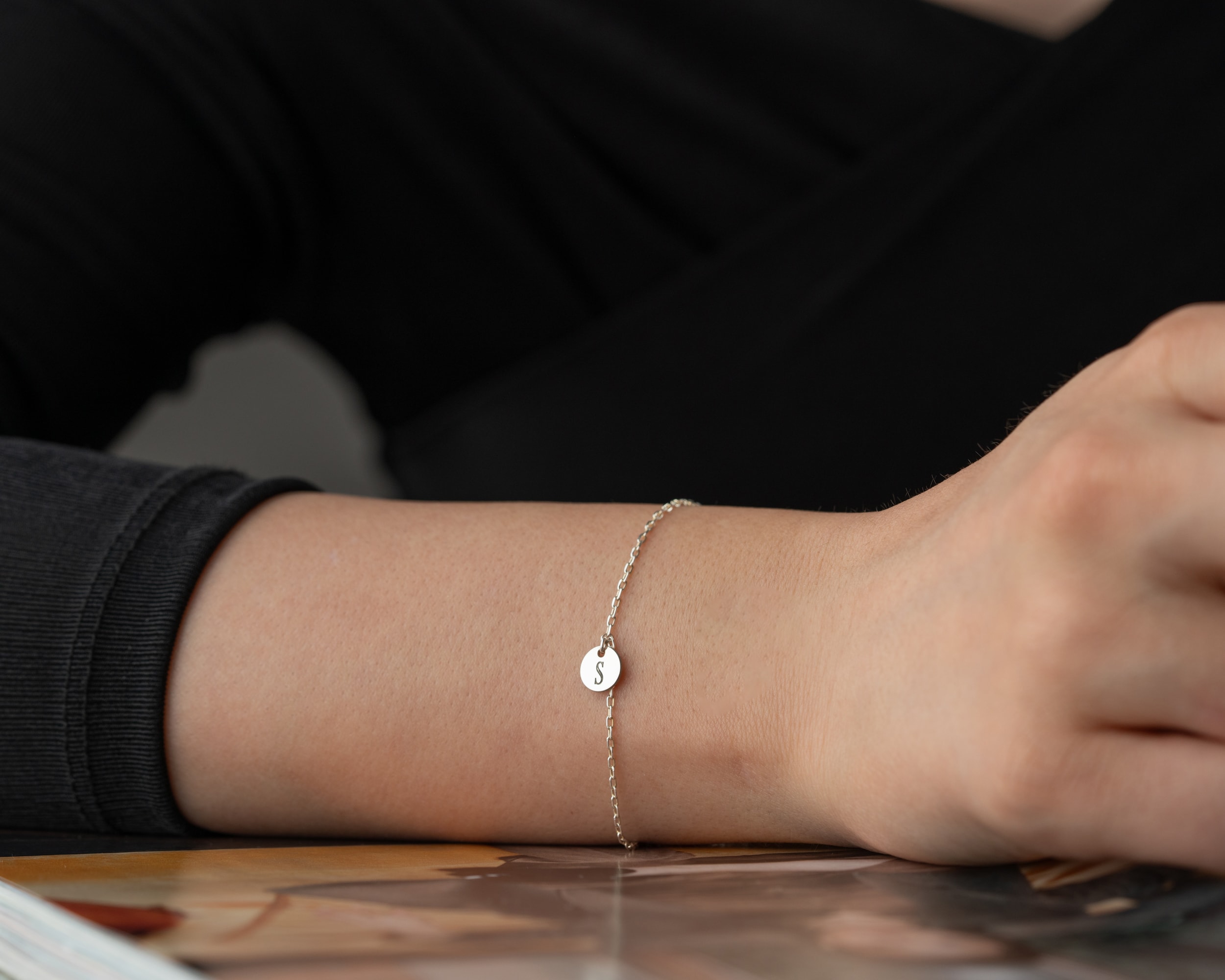 Harfli Disk Sallantılı Bileklik – Doğum Taşlı ve Kişiye Özel - Harfli ve Doğum Taşlı Sallantılı Bileklik