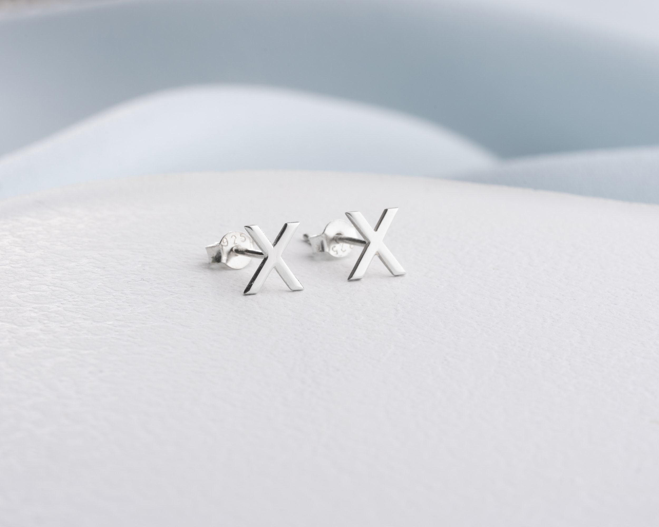 Çapraz Çivili Küpe 925 Ayar Gümüş – Şık ve Minimal 925 Gümüş Kadın Takısı