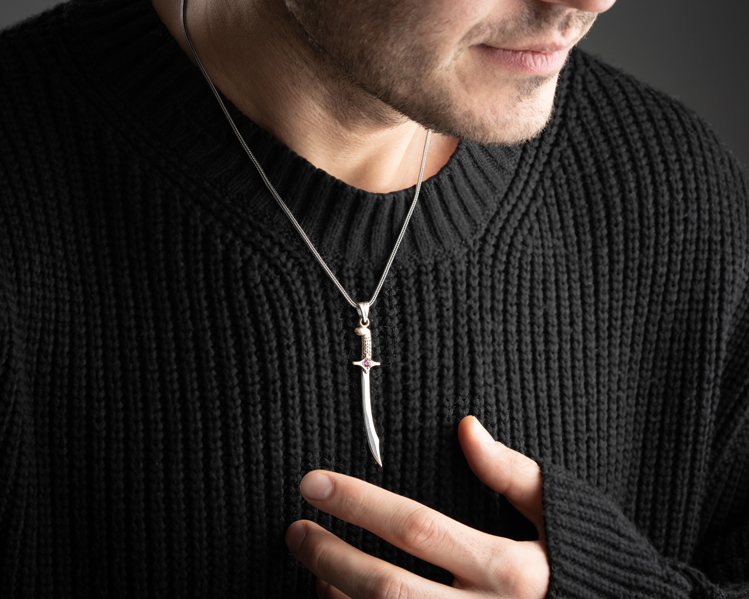 Taşlı Kılıç Erkek Kolye | Tilki Kuyruğu Zincirli Güç ve Stil Sahibi Tasarım