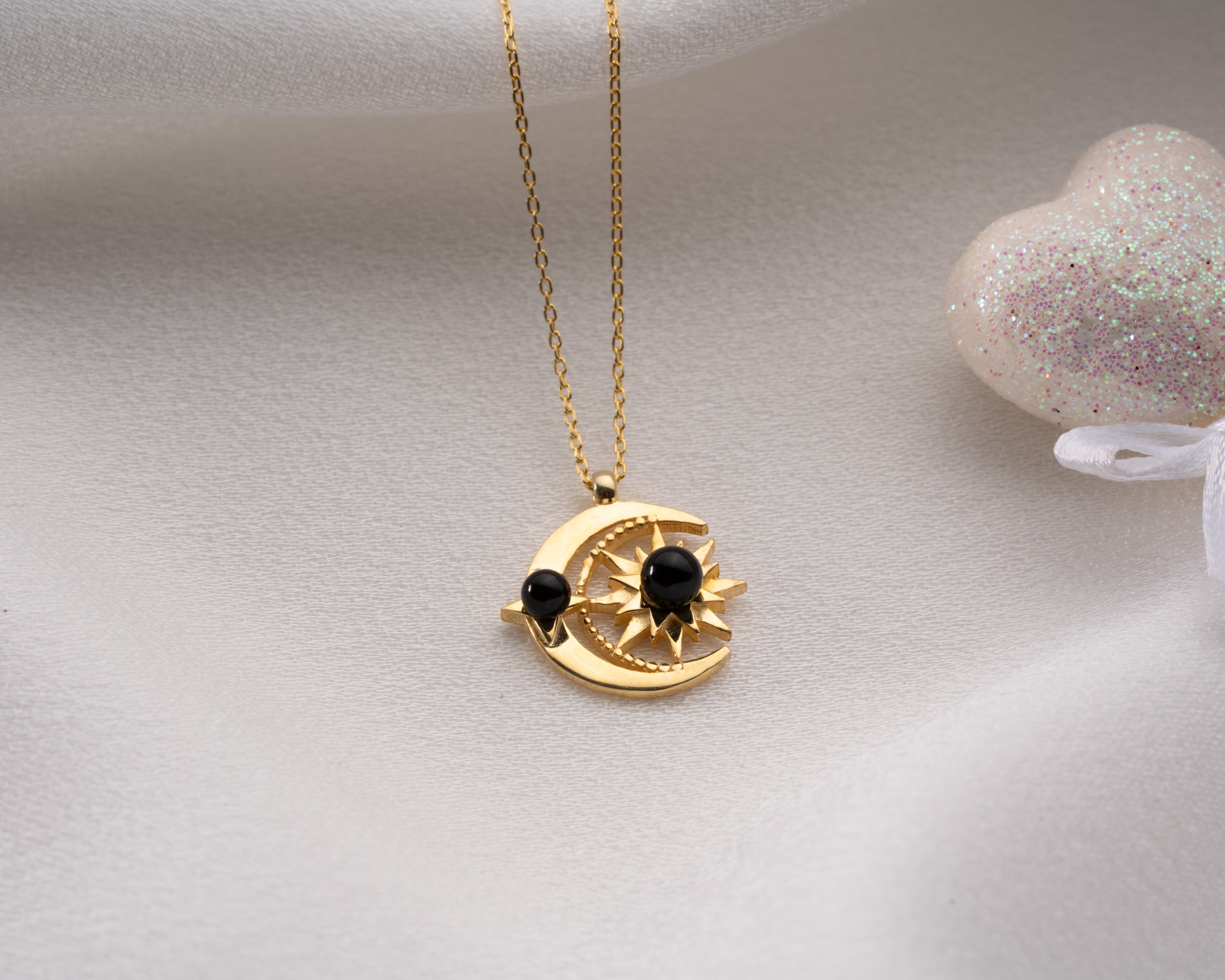 Siyah İnci Güneş Ay Kolyesi – Minimal ve Zarif 925 Ayar Gümüş - Siyah İnci Detaylı Zarif Gümüş Takı