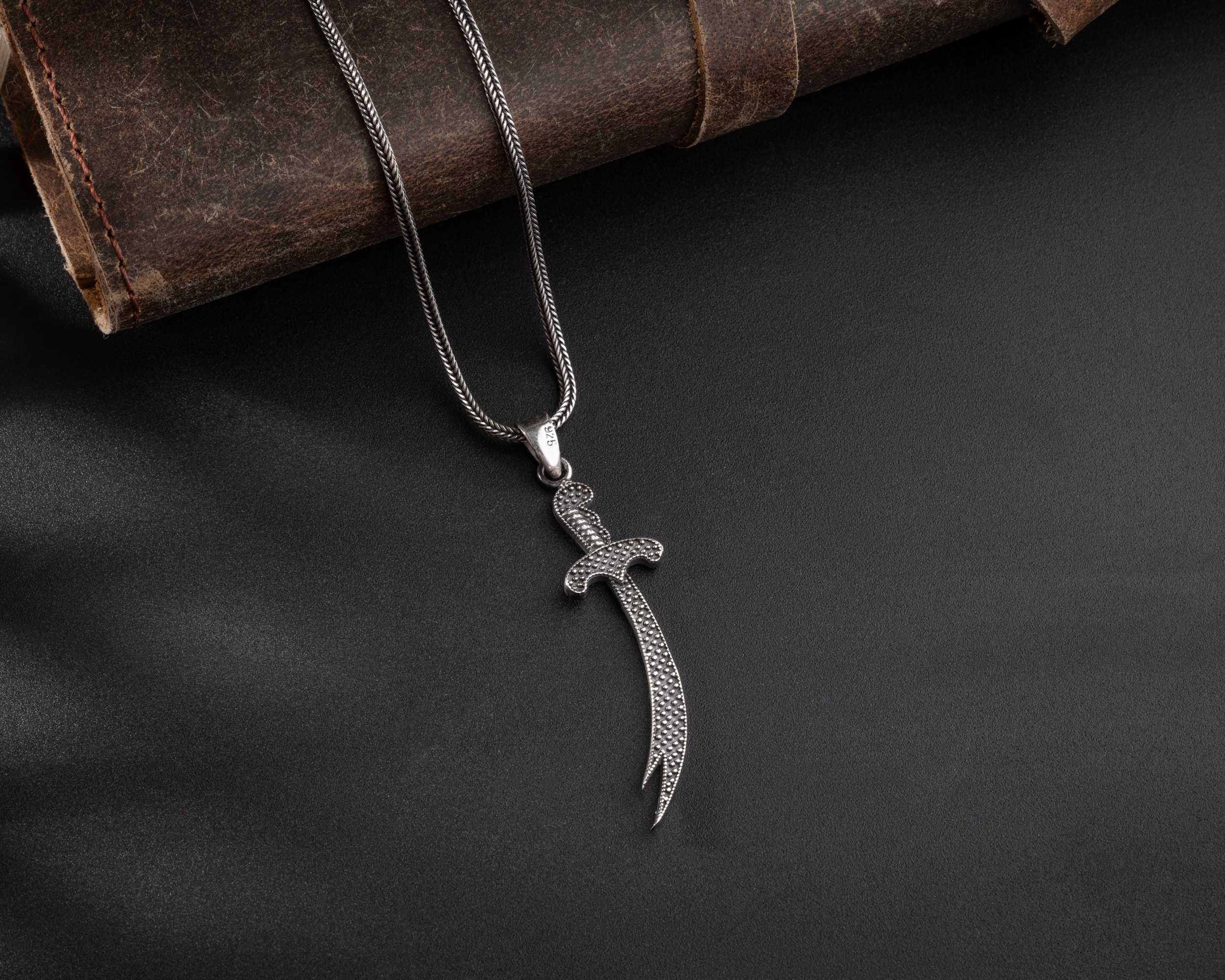 İşlemeli Zülfikar Erkek Kolye | Tilki Kuyruğu Zincirli Güç ve Kararlılık Tasarımı
