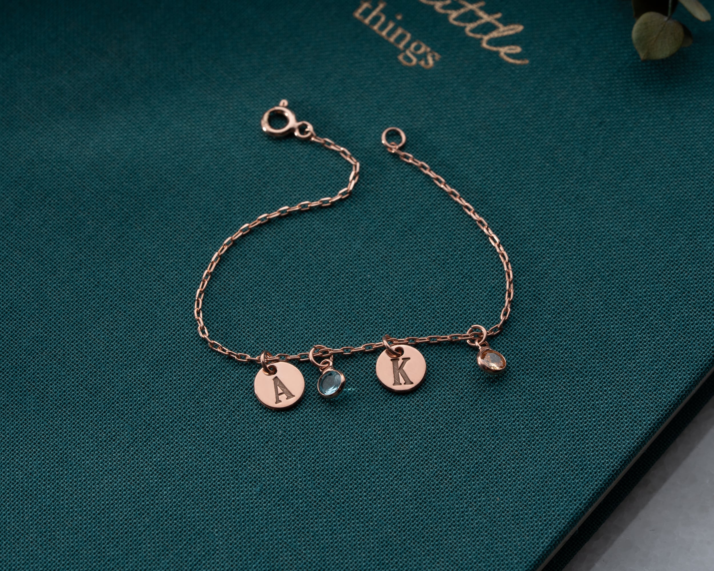 Harfli Disk Sallantılı Bileklik – Doğum Taşlı ve Kişiye Özel - Harfli ve Doğum Taşlı Sallantılı Bileklik