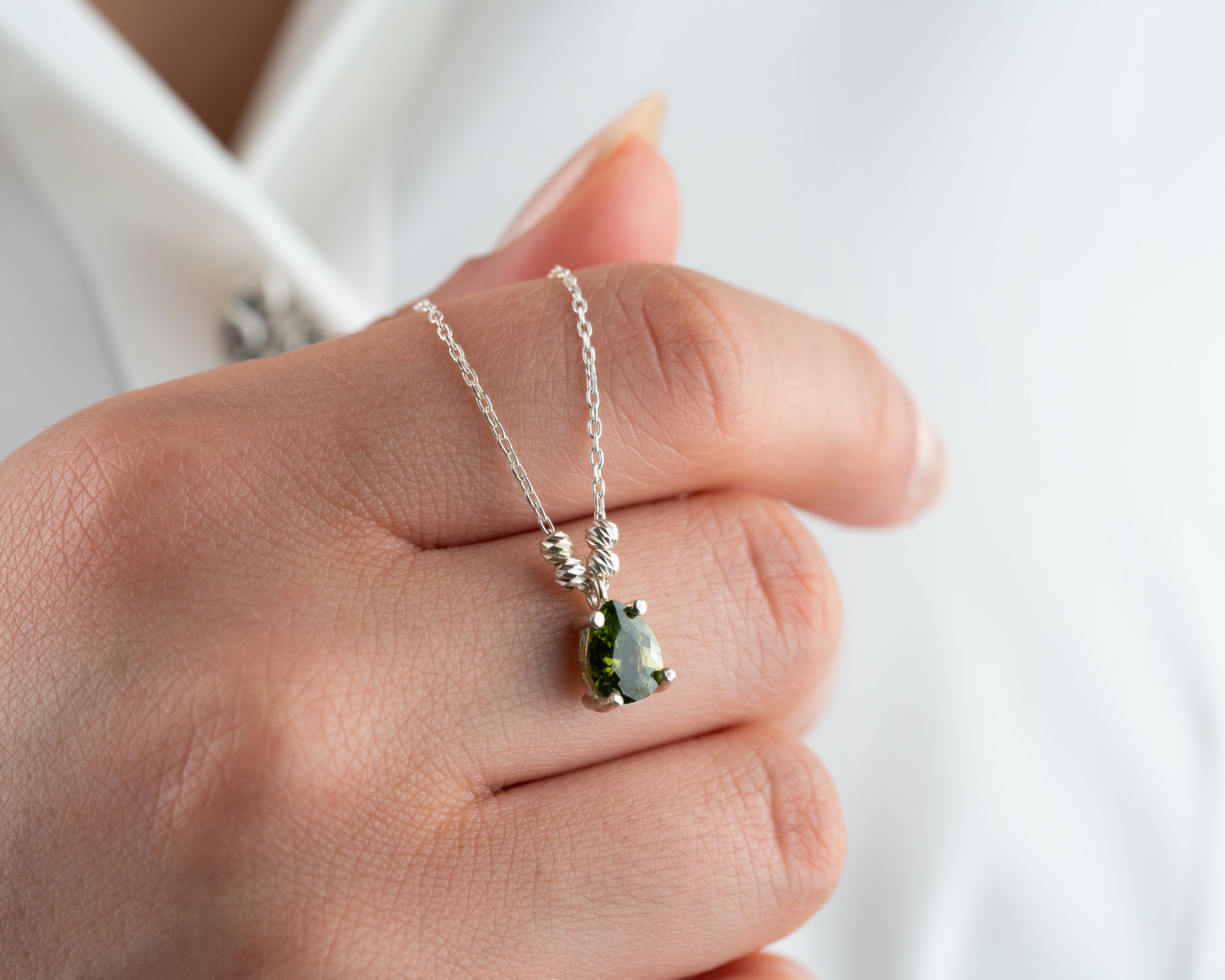 Doğum Taşlı Damla Kolye – Dorika Top Detaylı Şık ve Zarif Tasarım 