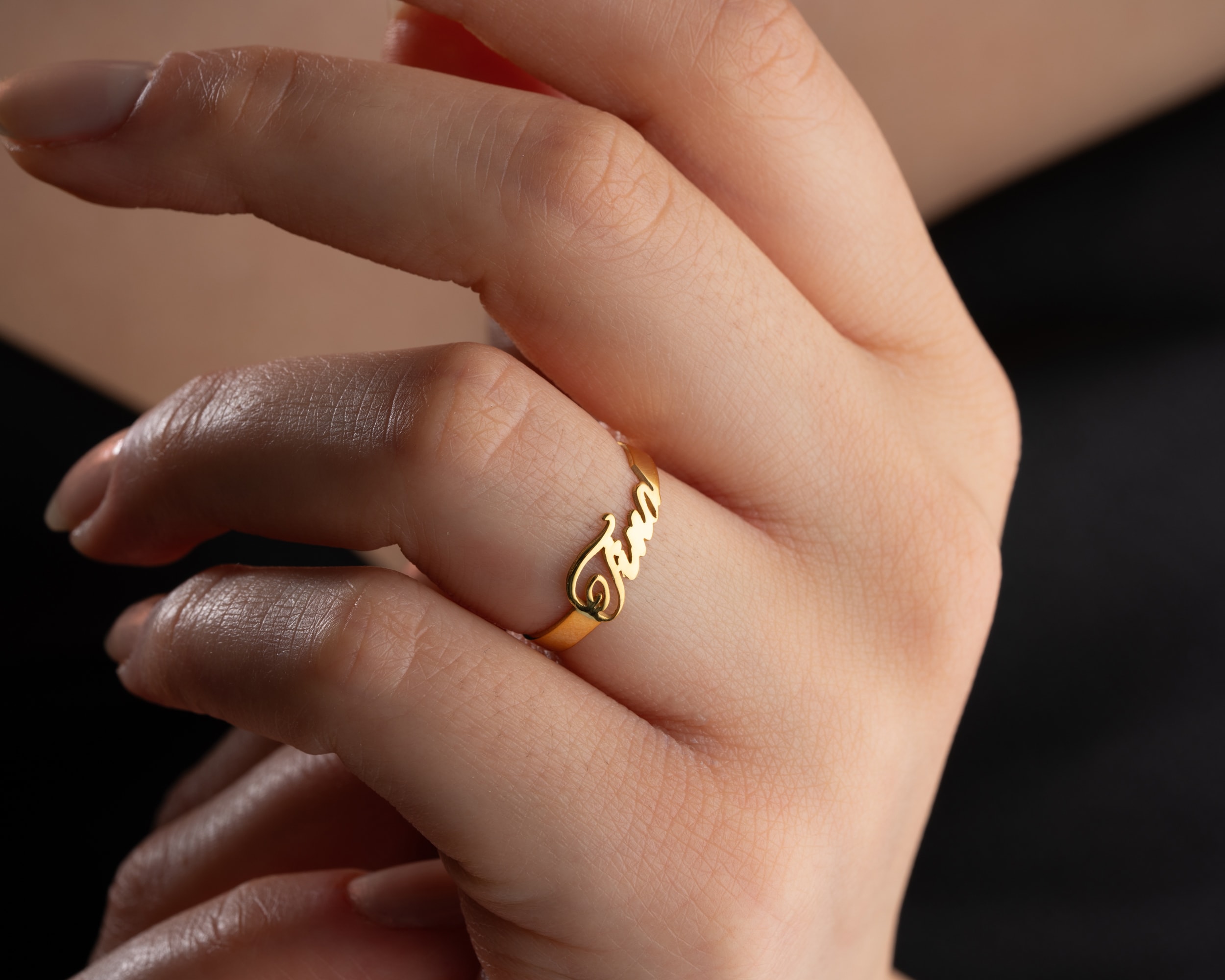 Kişisel İsimli Gümüş Yüzük – Minimal ve Anlamlı Tasarım