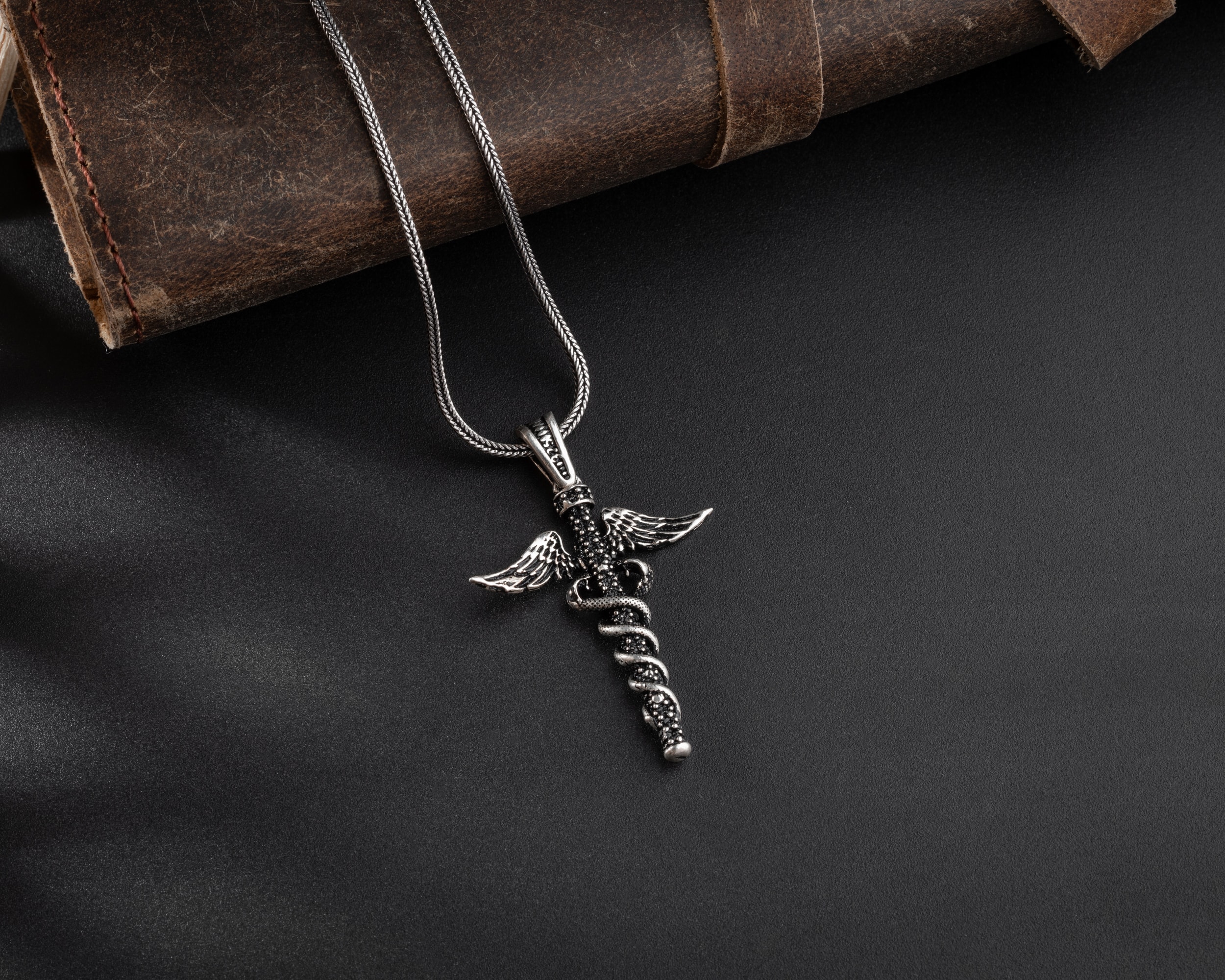 Tıp Sembolü 3 Boyutlu Erkek Kolye | Tilki Kuyruğu Zincirli Anlamlı ve Şık Tasarım