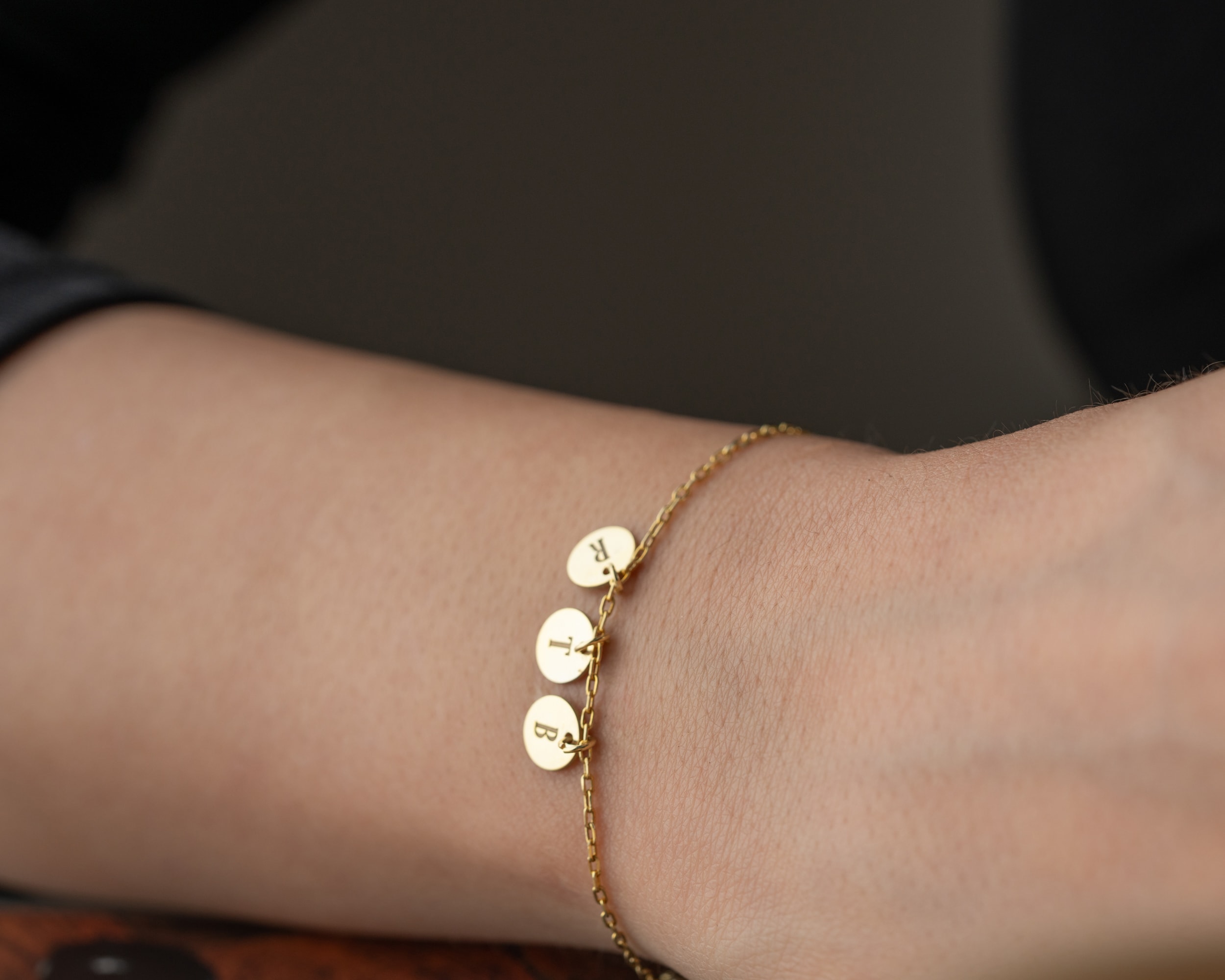 Harfli Disk Sallantılı Bileklik – Doğum Taşlı ve Kişiye Özel - Harfli ve Doğum Taşlı Sallantılı Bileklik