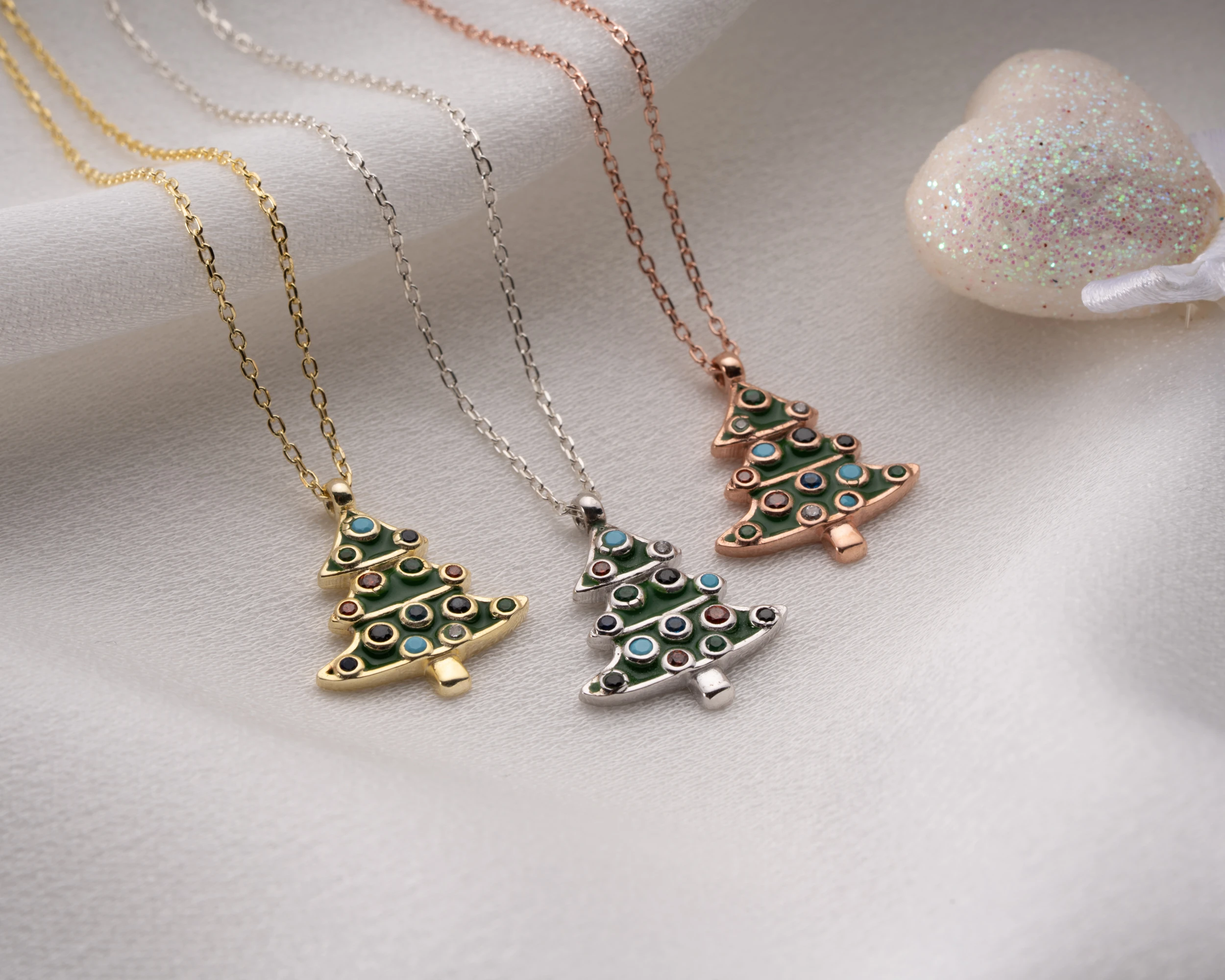Mineli Çam Ağacı Kolye – 925 Ayar Gümüş, Zarif ve Renkli Tasarım