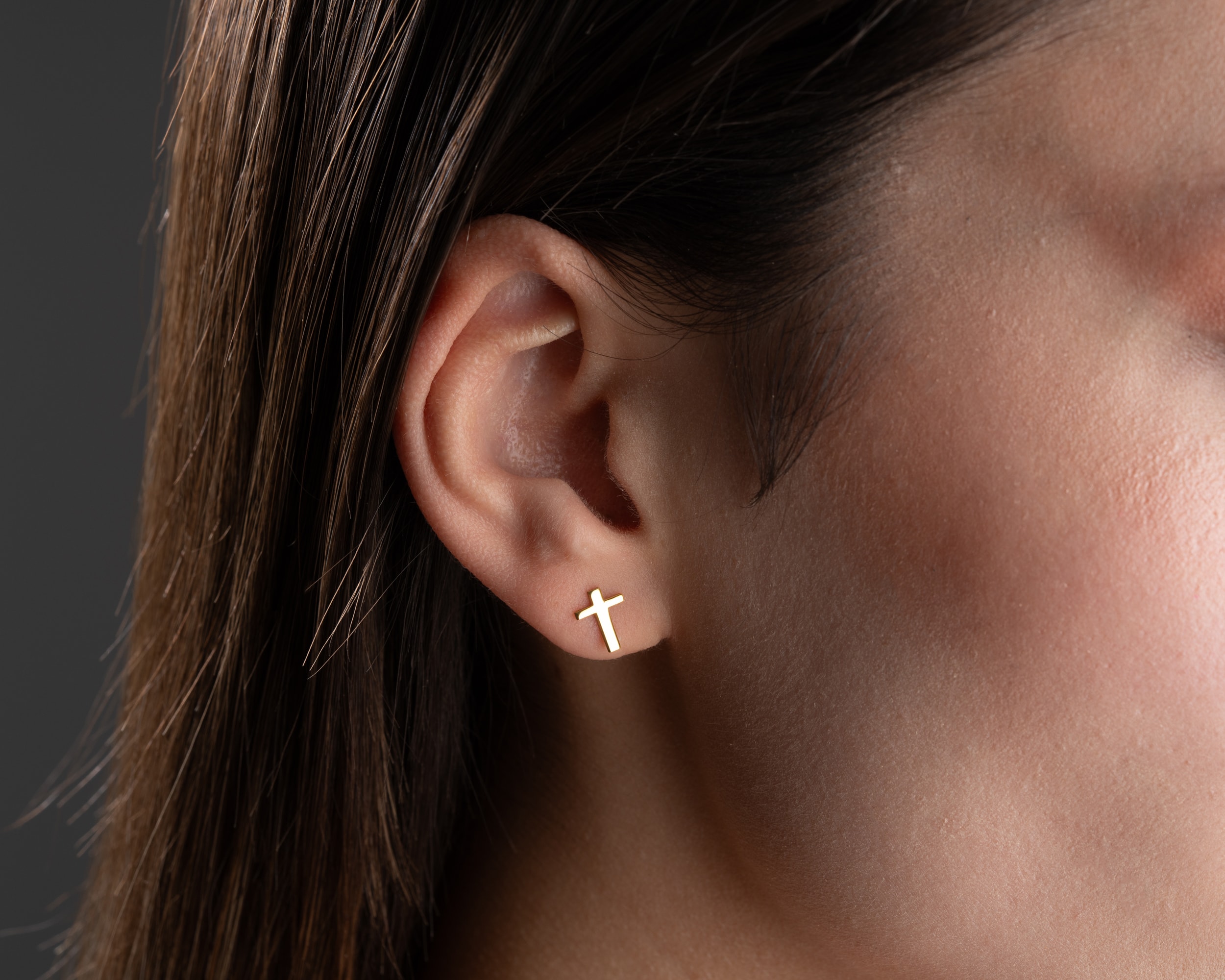 Çivili Haç Küpe – Minimal ve Şık Tasarım | İnanç ve Stil Bir Arada