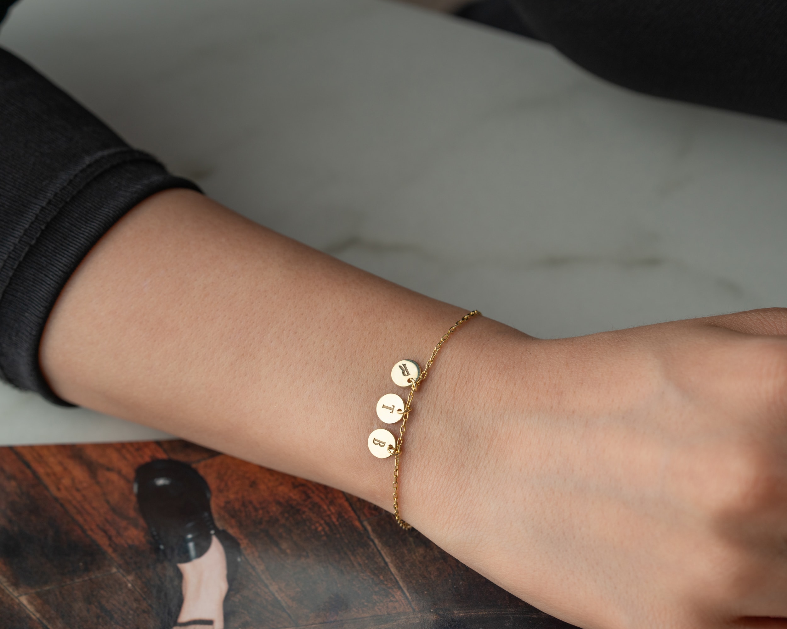 Harfli Disk Sallantılı Bileklik – Doğum Taşlı ve Kişiye Özel - Harfli ve Doğum Taşlı Sallantılı Bileklik