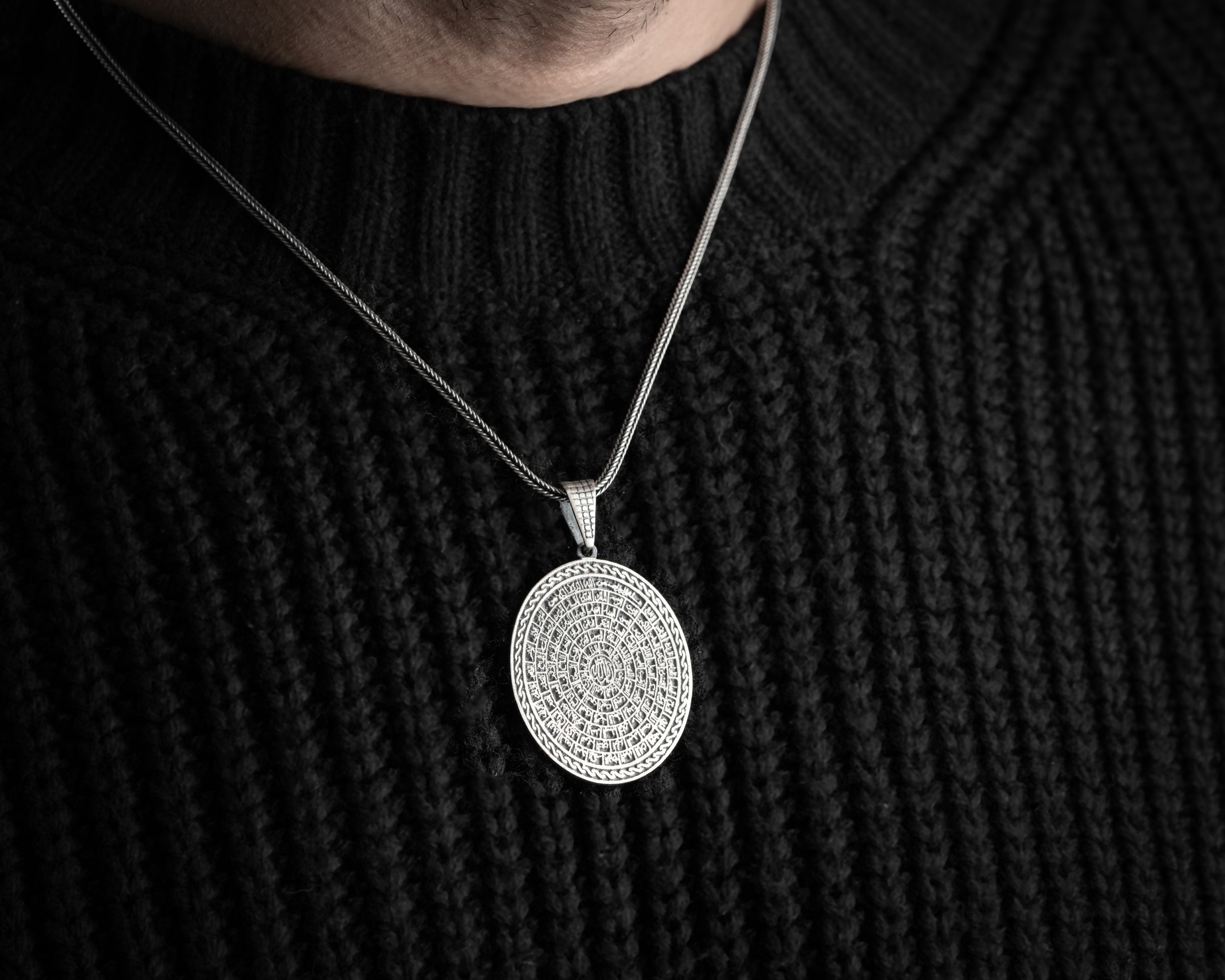 Allah’ın 99 İsmi Arapça Yazılı Erkek Kolye | Tilki Kuyruğu Zincirli Manevi ve Şık Tasarım