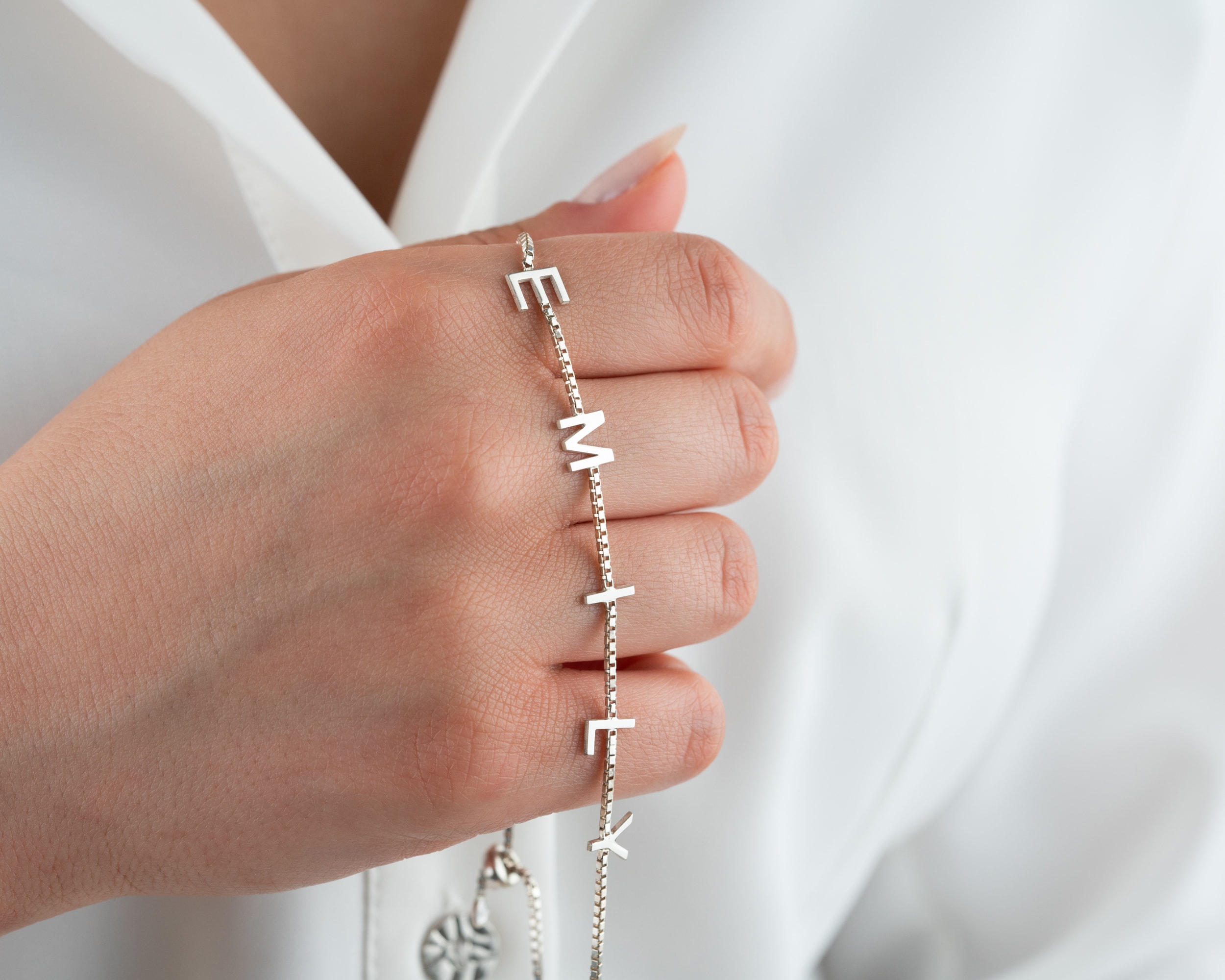 Asansörlü Kişisel Bileklik – Küp Zincirli, Ayarlanabilir ve Her Bileğe Uygun Şık Tasarım