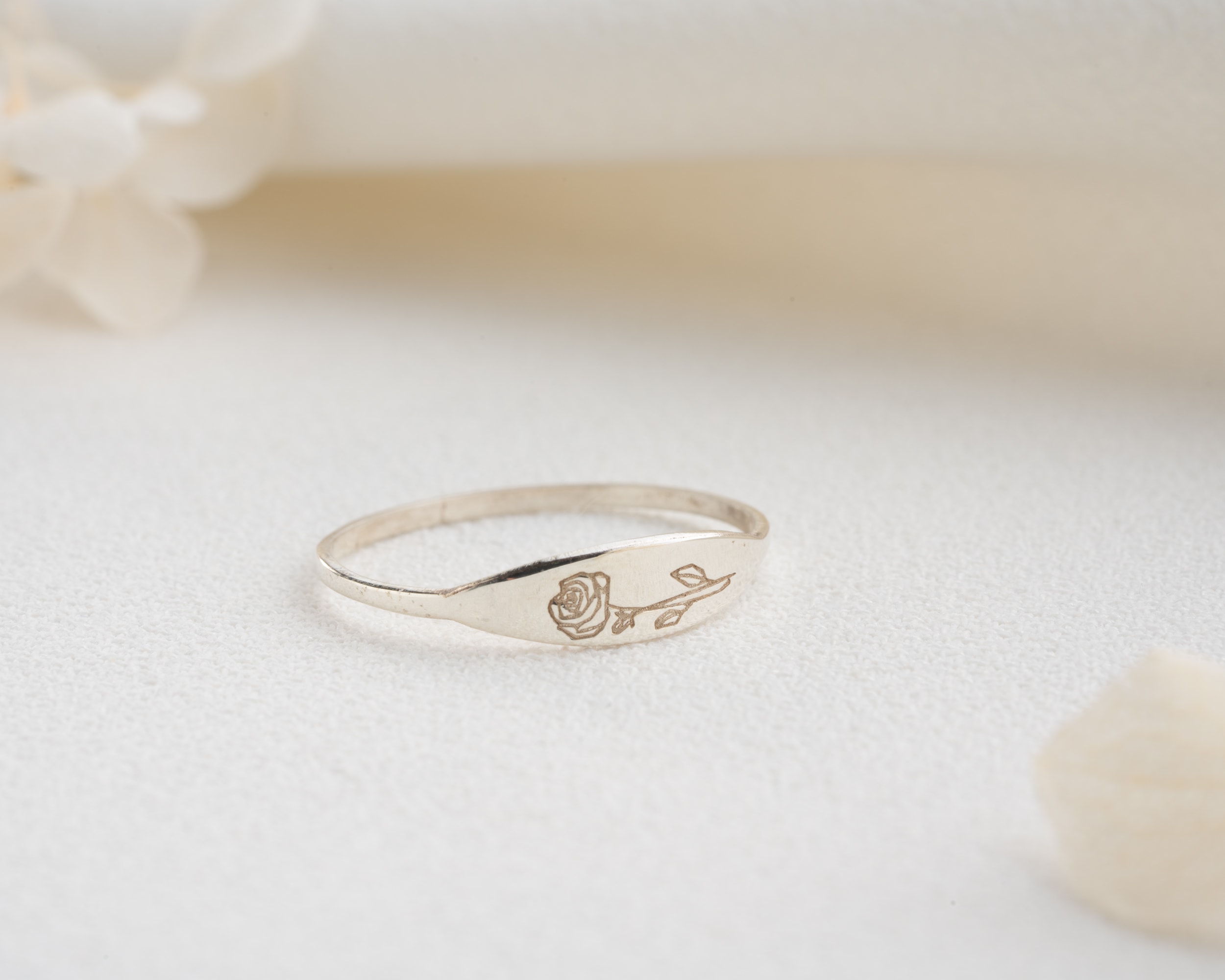 Doğum Çiçekli İnce Tasarım Yüzük – Zarif ve Anlamlı 925 Ayar Gümüş Takı