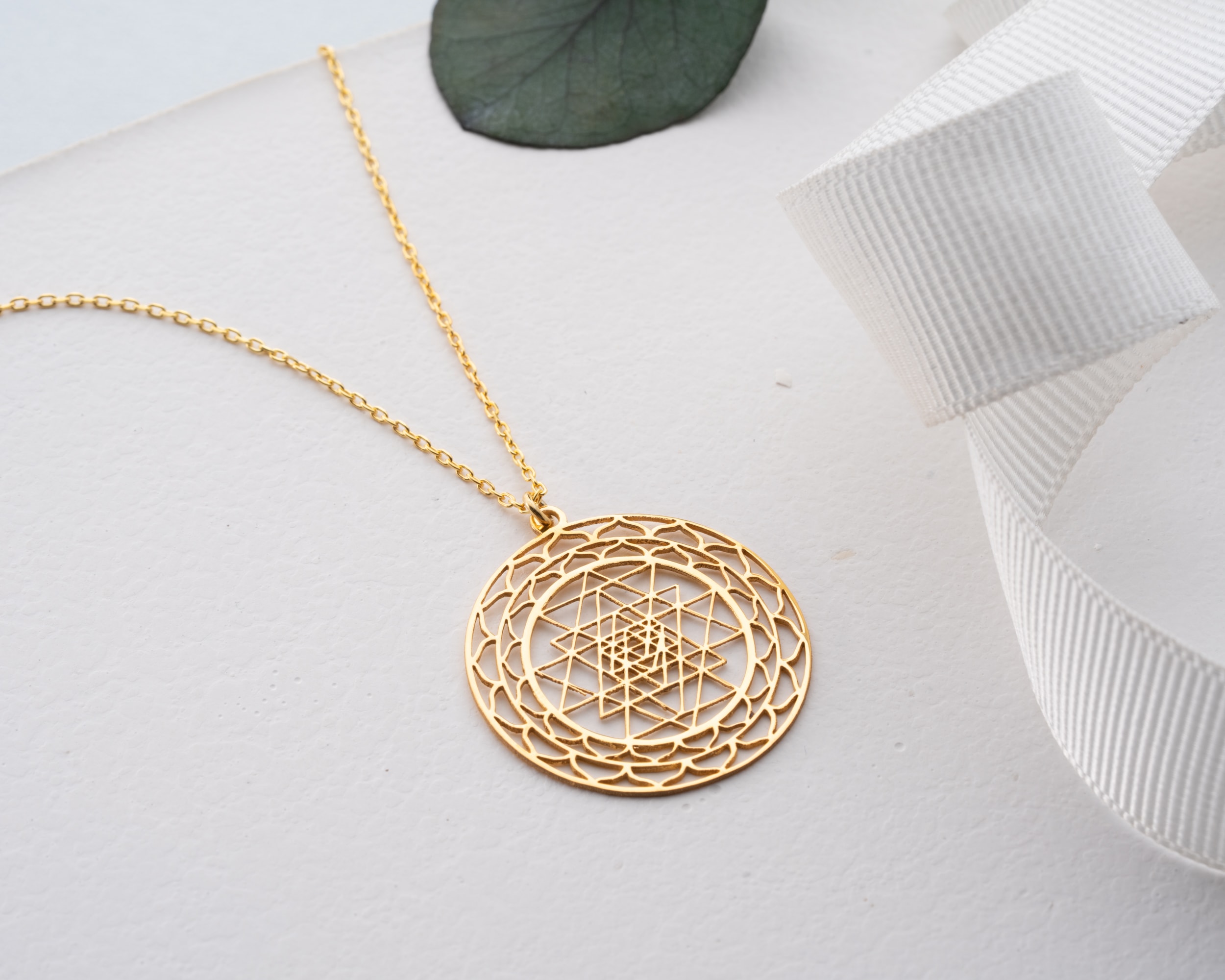 Sri Yantra Yuvarlak Spiral Kesim 925 Ayar Gümüş Kolye – Spiral Kesim Spiritüel Takı