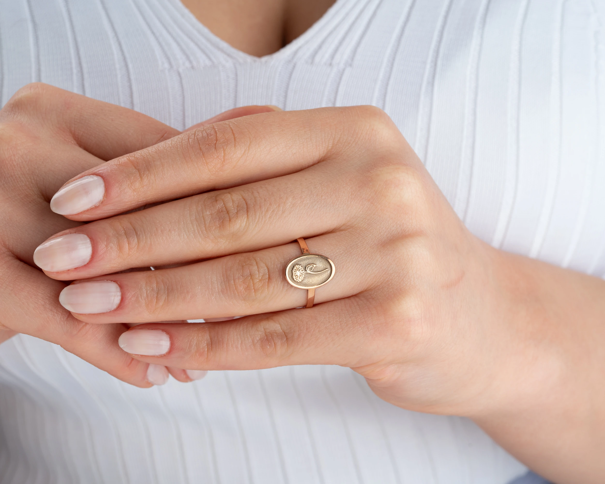 925 Gümüş Oval Doğum Çiçekli Yüzük – Minimal, Zarif ve Anlamlı Tasarım