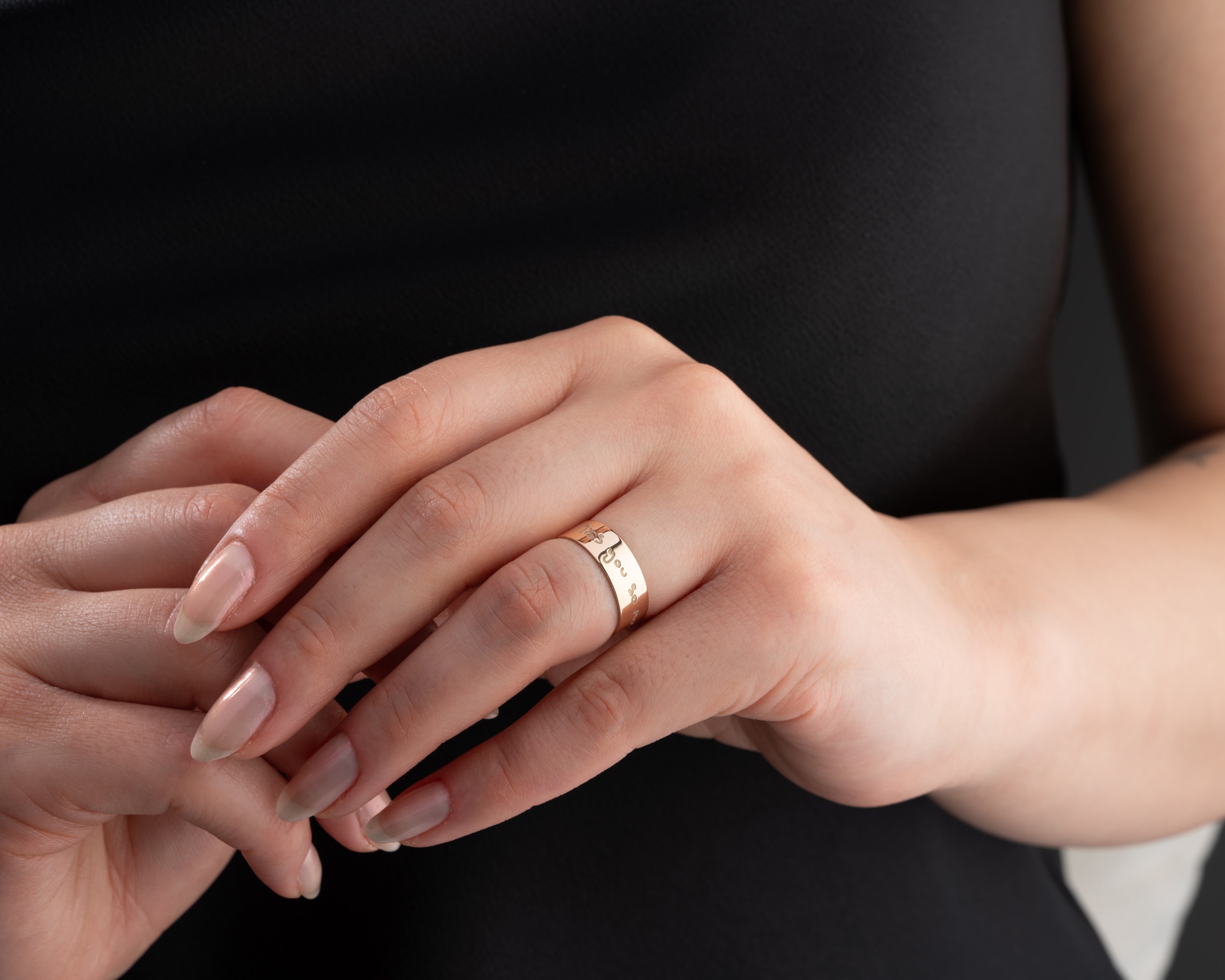 Üzeri Yazılı Kalın Gümüş Alyans – Minimal ve Anlamlı Tasarım