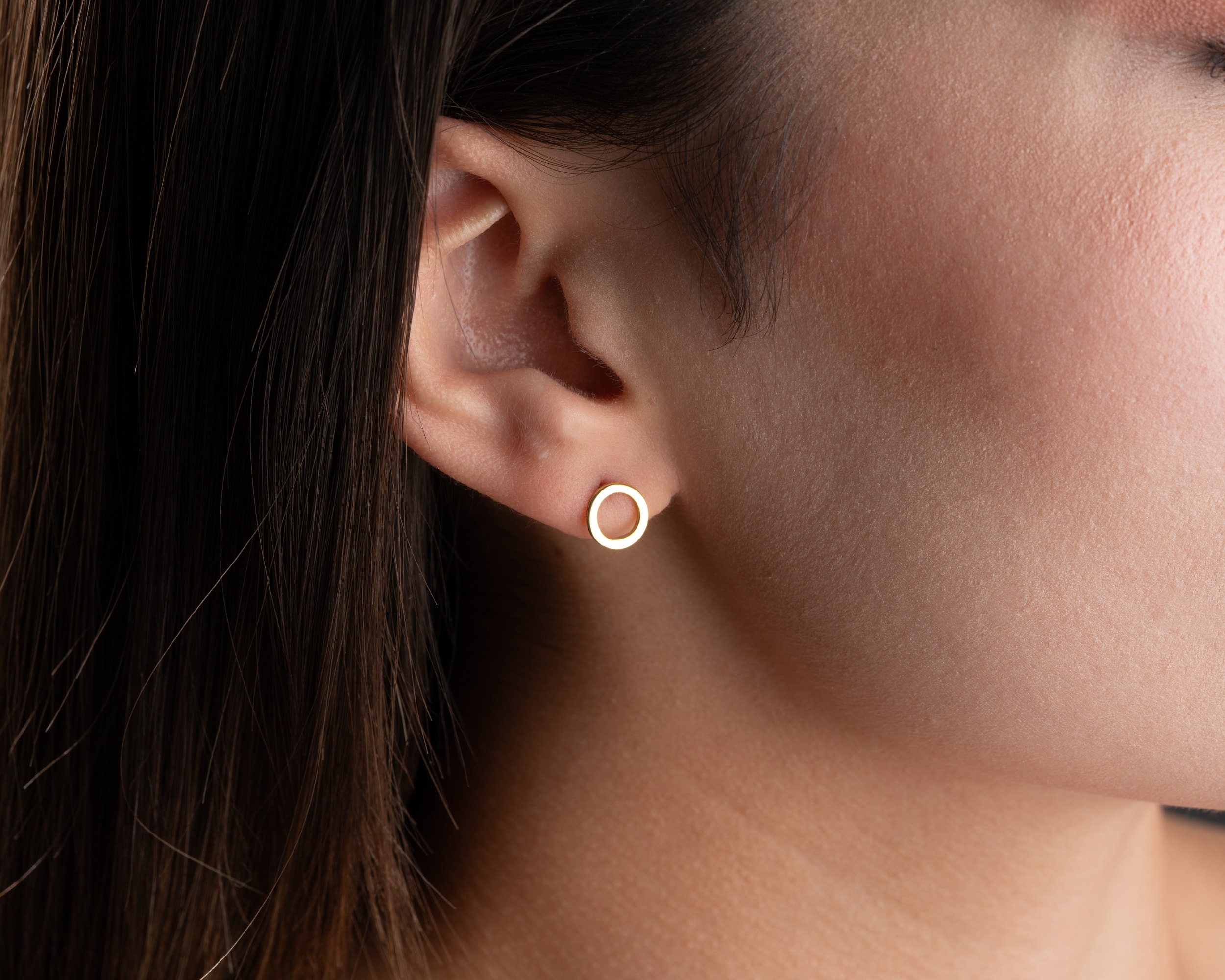 Çivili Mini Halka Küpe 925 Ayar Gümüş – Modern ve Zarif Tasarım