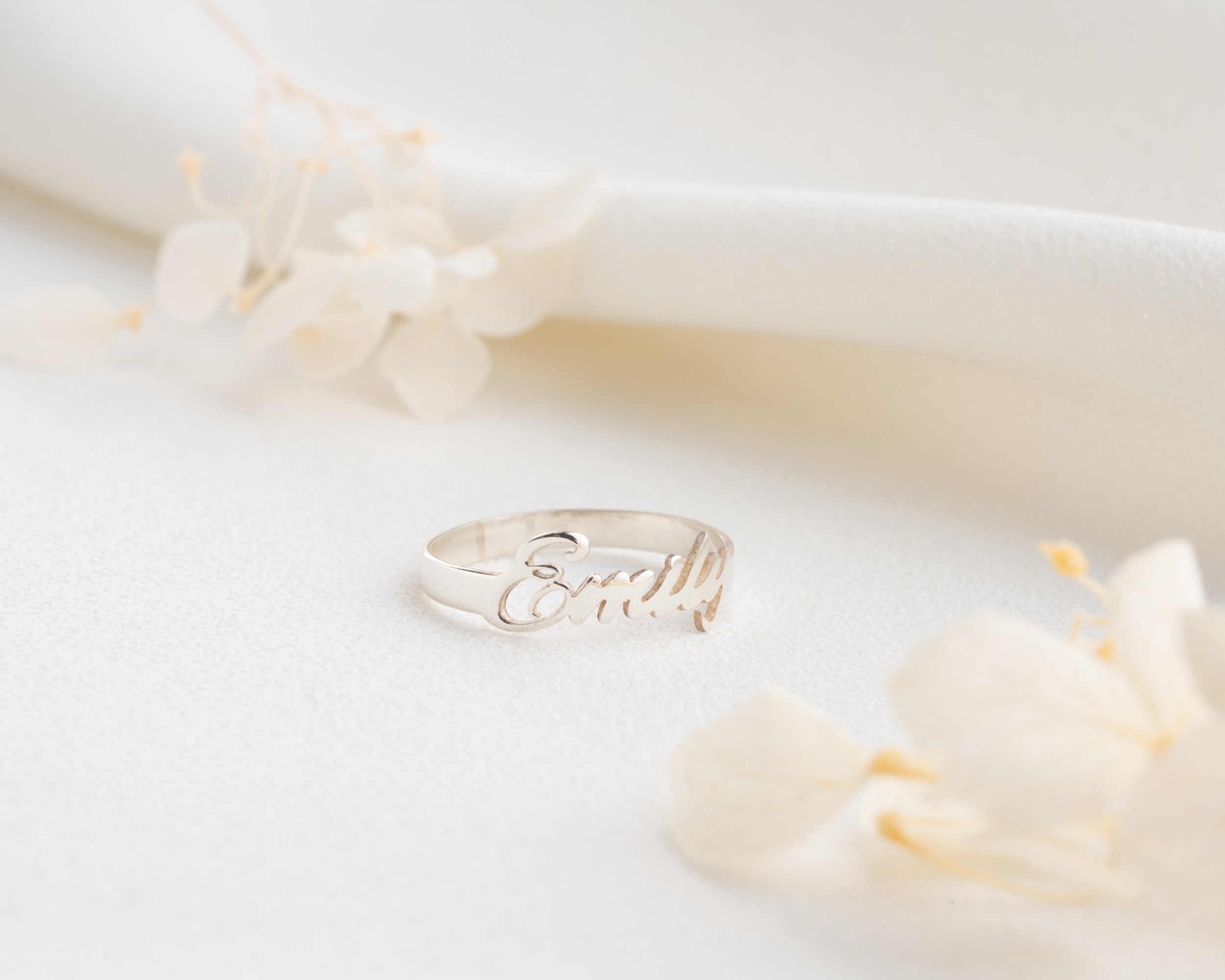 Kişisel İsimli Gümüş Yüzük – Minimal ve Anlamlı Tasarım