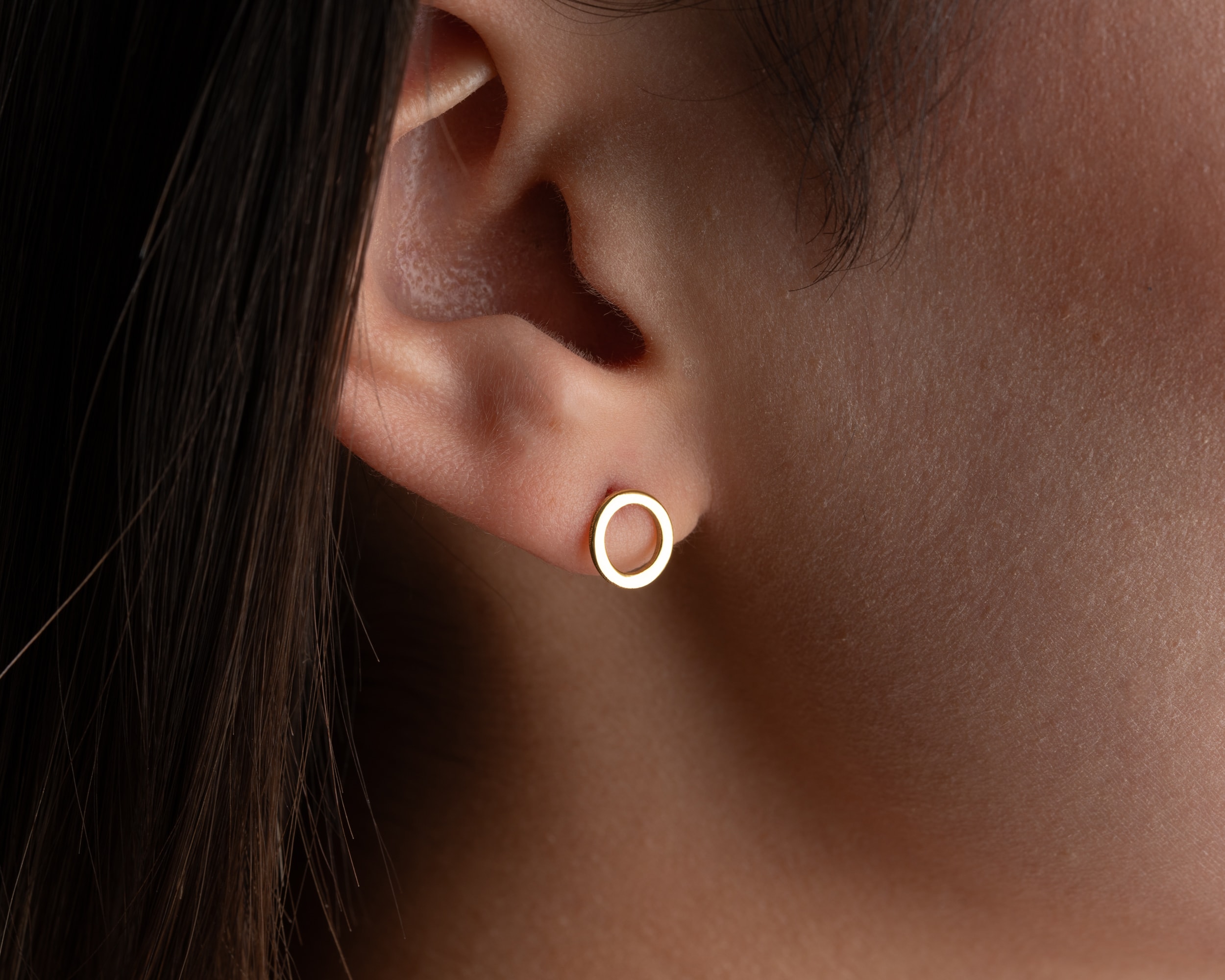 Çivili Mini Halka Küpe 925 Ayar Gümüş – Modern ve Zarif Tasarım