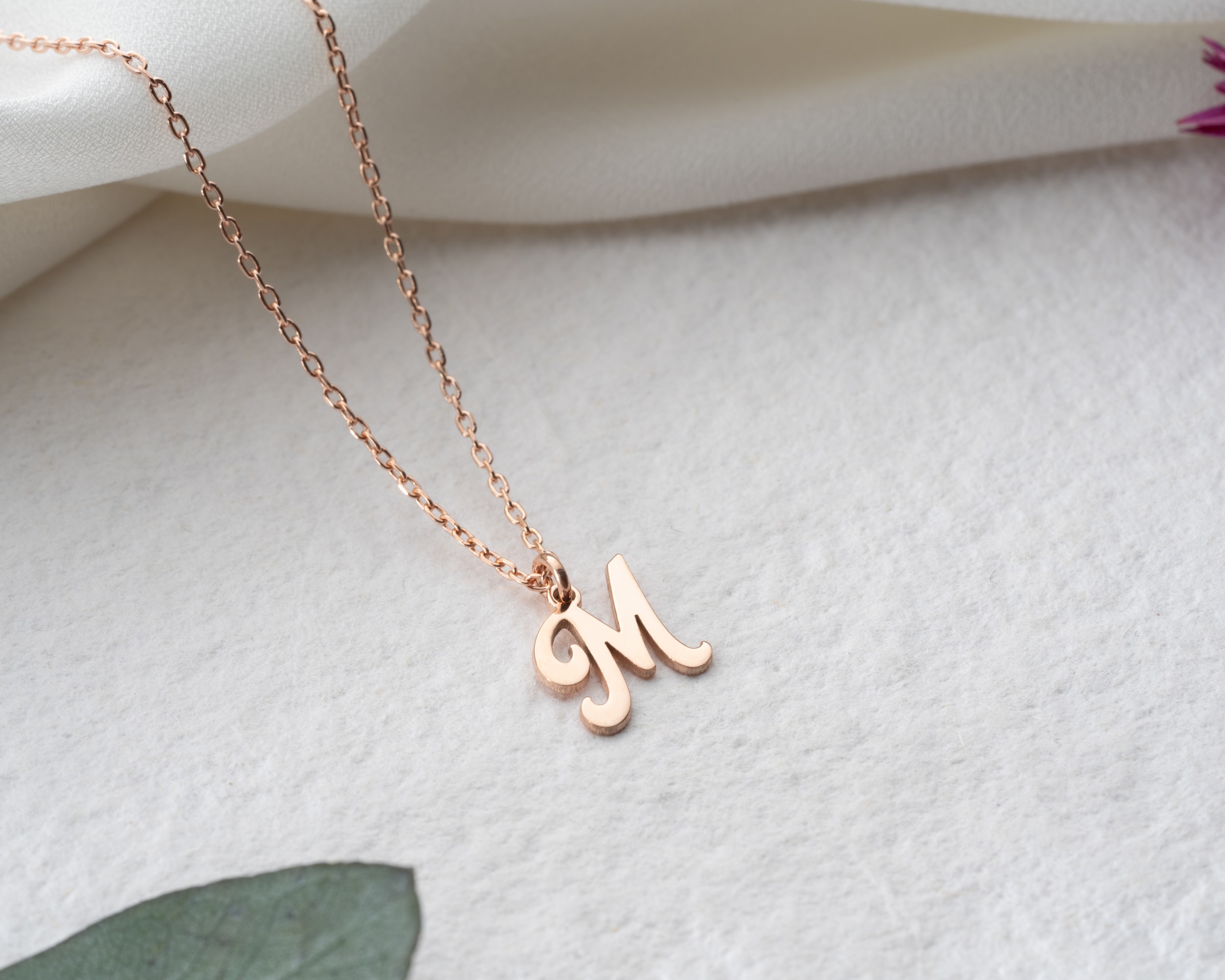 Doğum Taşlı Harf Kolye – Işıltılı ve Kişisel Bir Dokunuş