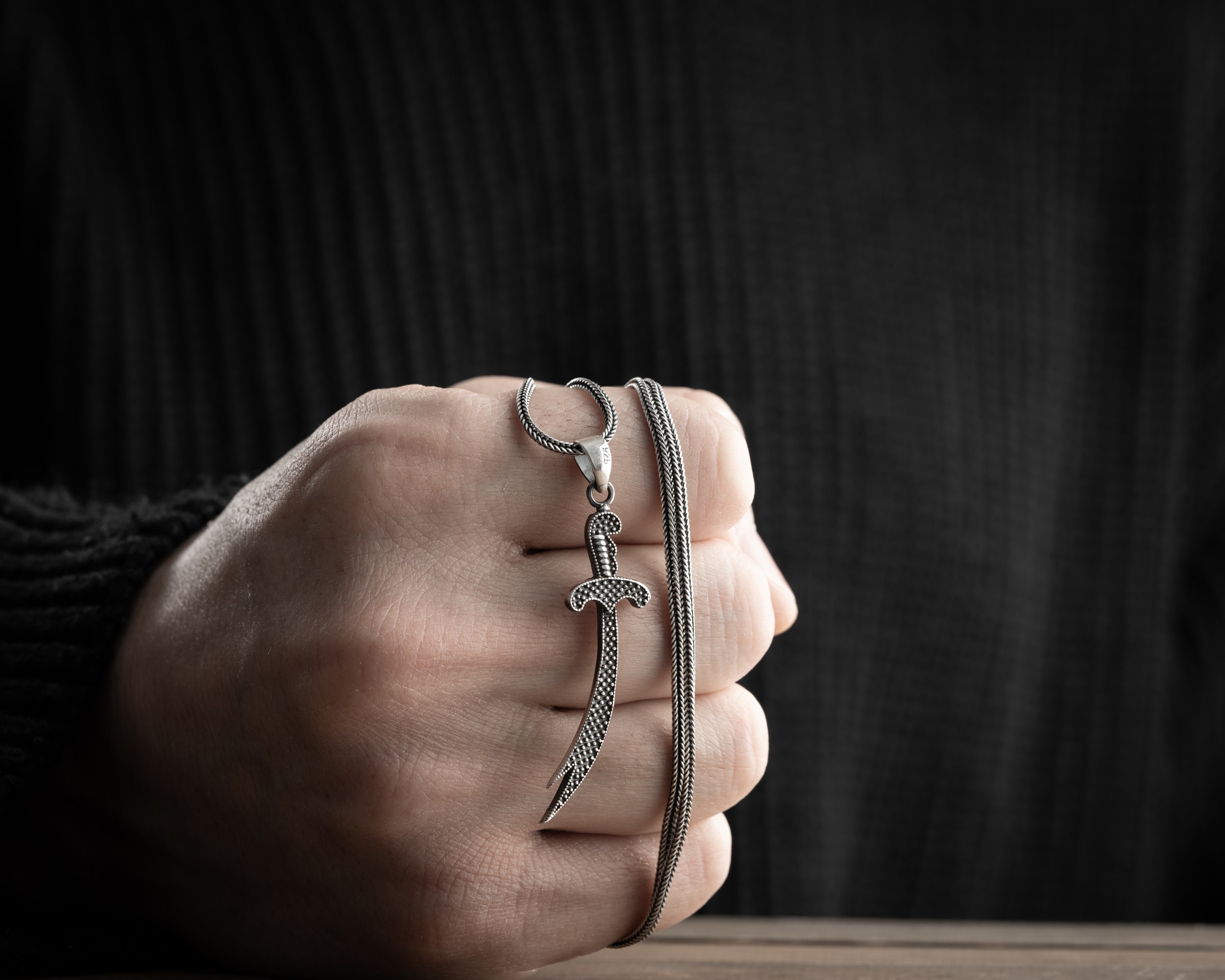 İşlemeli Zülfikar Erkek Kolye | Tilki Kuyruğu Zincirli Güç ve Kararlılık Tasarımı