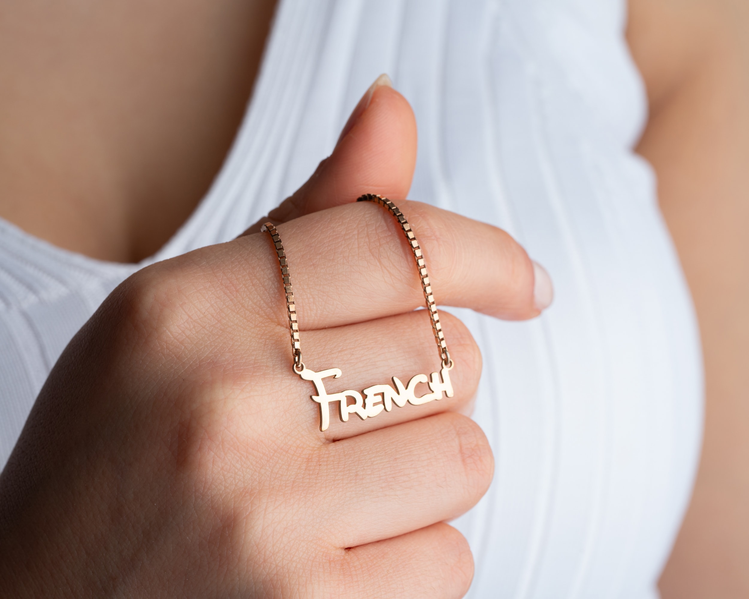 İsim Kolye Küp Zincir – Zarafet ve Kişisel Dokunuşun Buluştuğu Tasarım